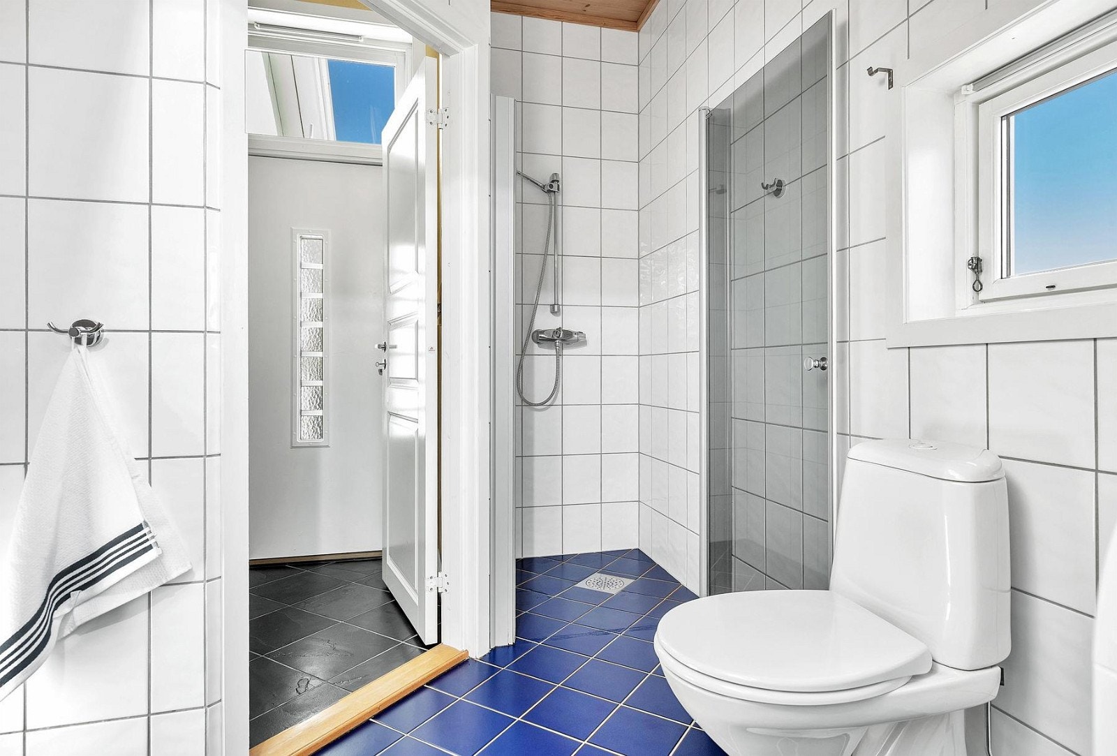 Flott flislagt bad med dusjnisje Galleribilde