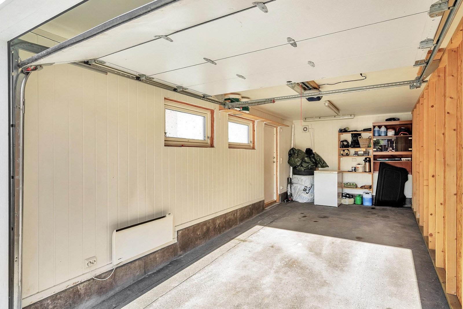 Isolert garasje rett utenfor medfølger i handelen. Galleribilde