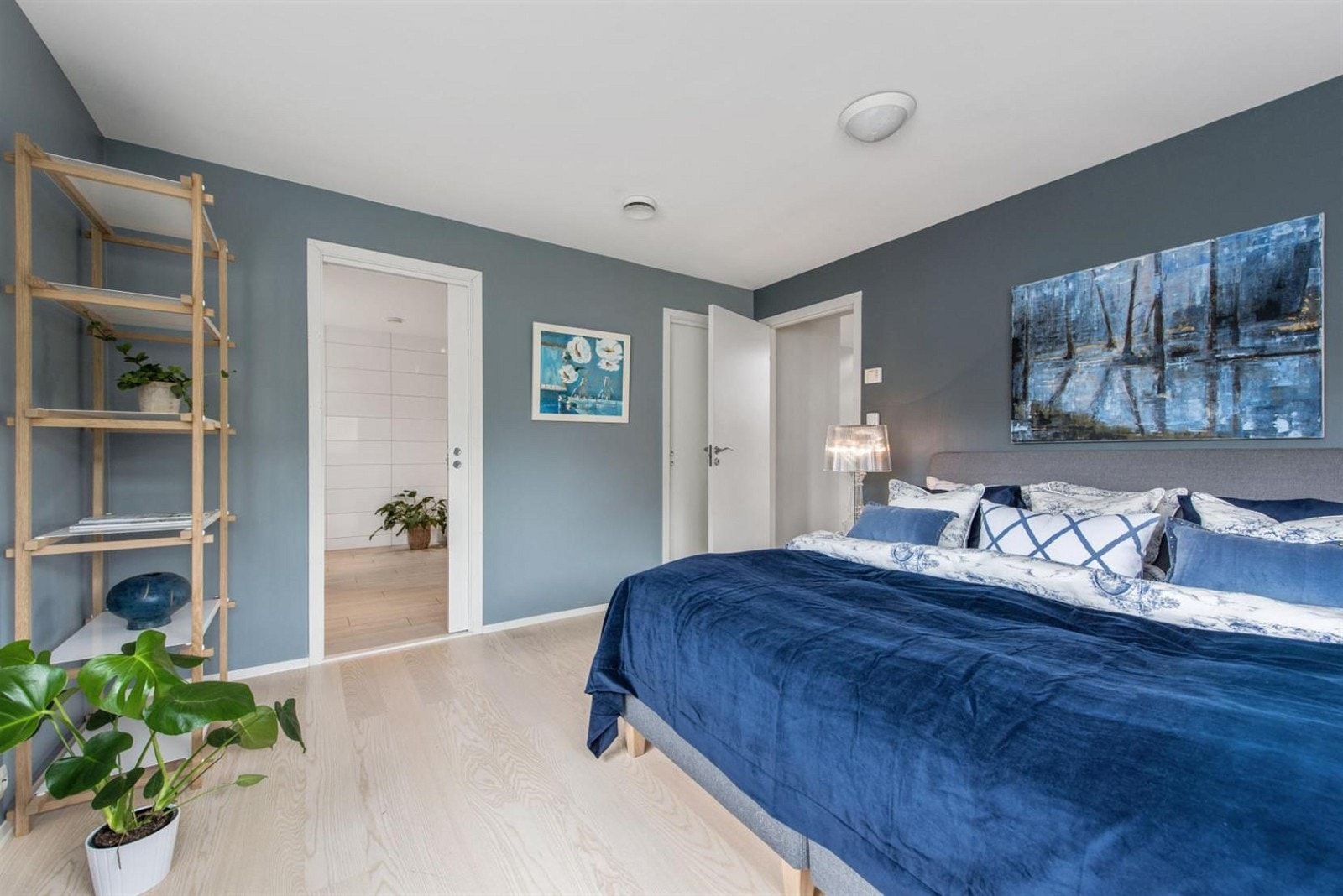 Hovedsoverom med inngang til eget bad og stort garderoberom. Galleribilde