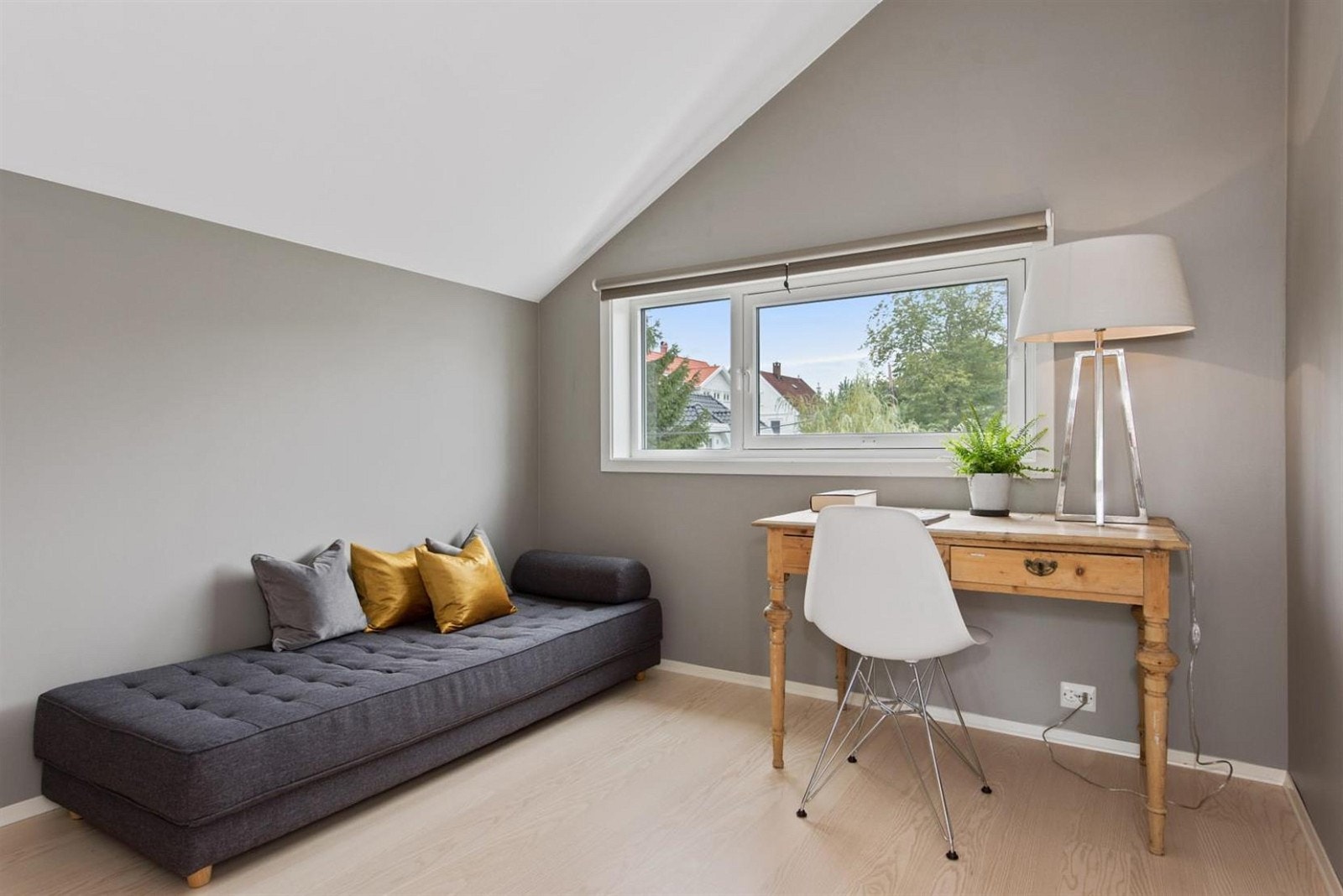 Gjesterom/kontor i 2.etasje. Galleribilde