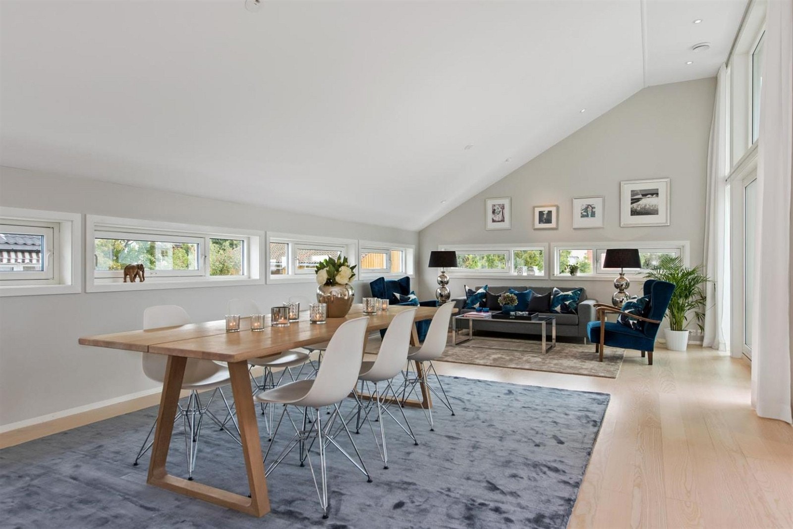 Stor og lys stue med god plass til et større spisebord med tilhørende møblement. Galleribilde