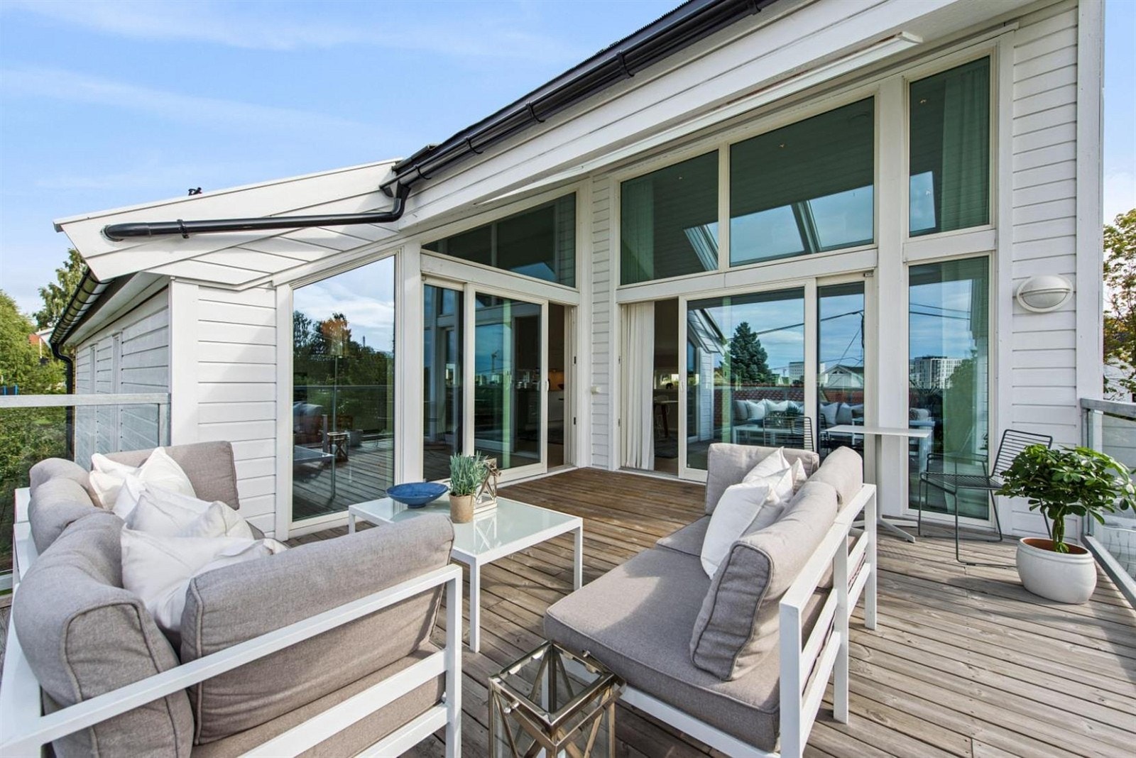 I byggets øvre etasje er det en flott vestvendt, terrasse på ca. 21 kvm med utgang fra stuen. Her kan man trekke seg tilbake og nyte solrike dager. Galleribilde