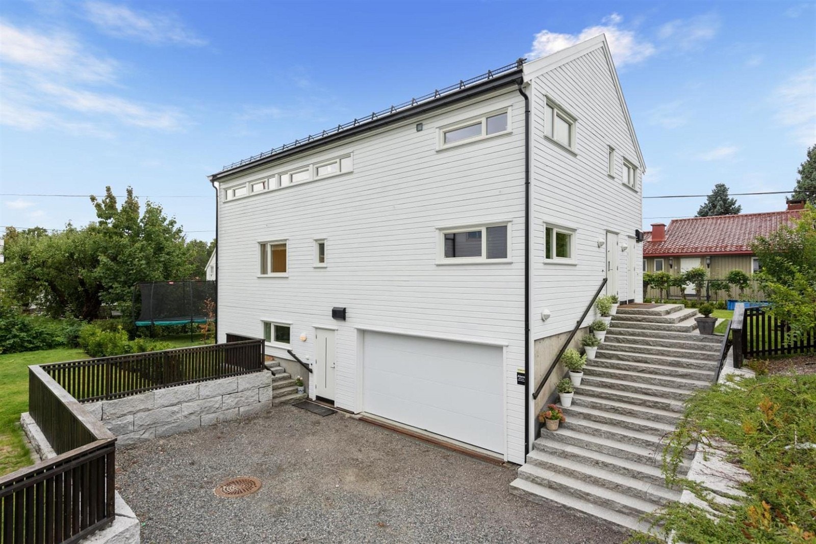 Eneboligen har byggår i 2013 og fremstår som moderne og velholdt, med en flott beliggenhet i et meget barnevennlig og attraktivt boligområde. Galleribilde