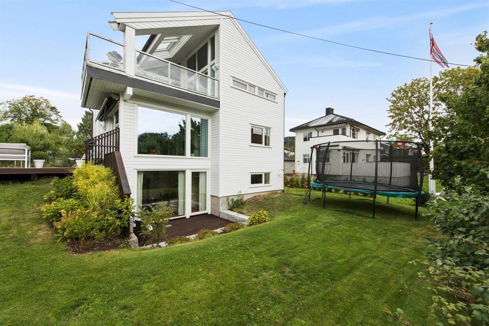 Solrike uteplasser og boltreplass for barna i hagen. Sol fra tidlig til sent. Galleribilde