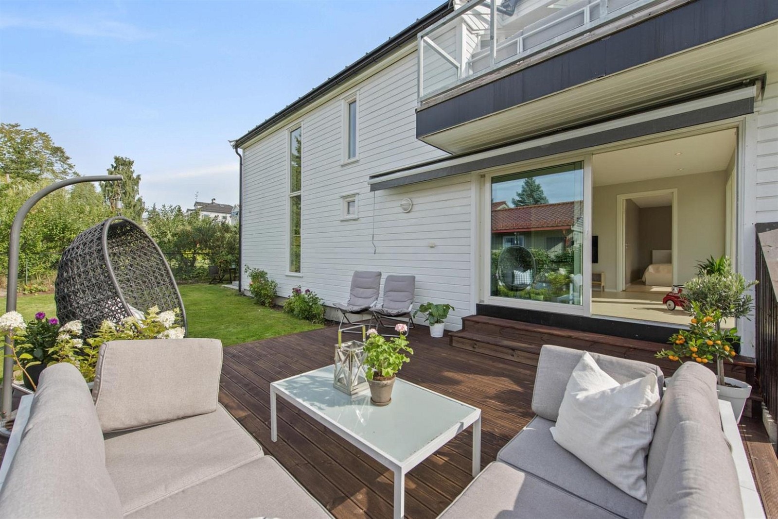 Fra stuen er det utgang til en vestvendt terrasse i trekonstruksjon på ca. 24 kvm. Her her man videre tilgang til resten av eiendommen. Galleribilde