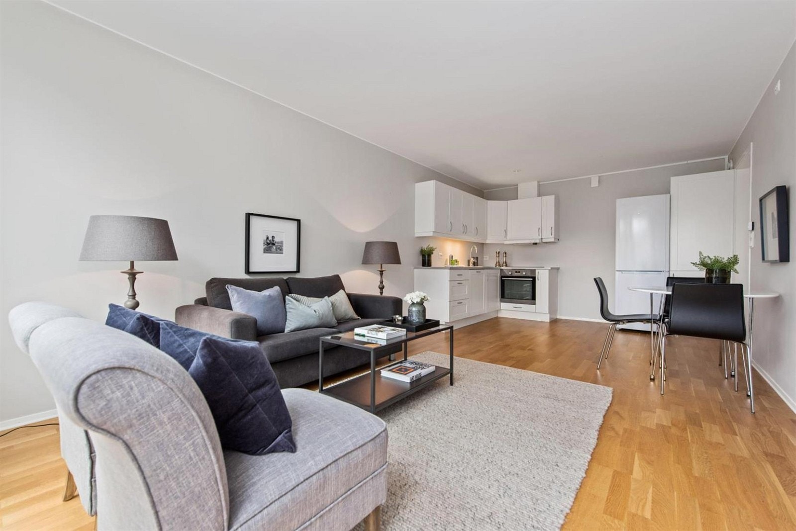 Åpen stue og kjøkkenløsning i utleiedel. Dør kan settes inn til hovedhuset til venstre for kjøleskap. Galleribilde