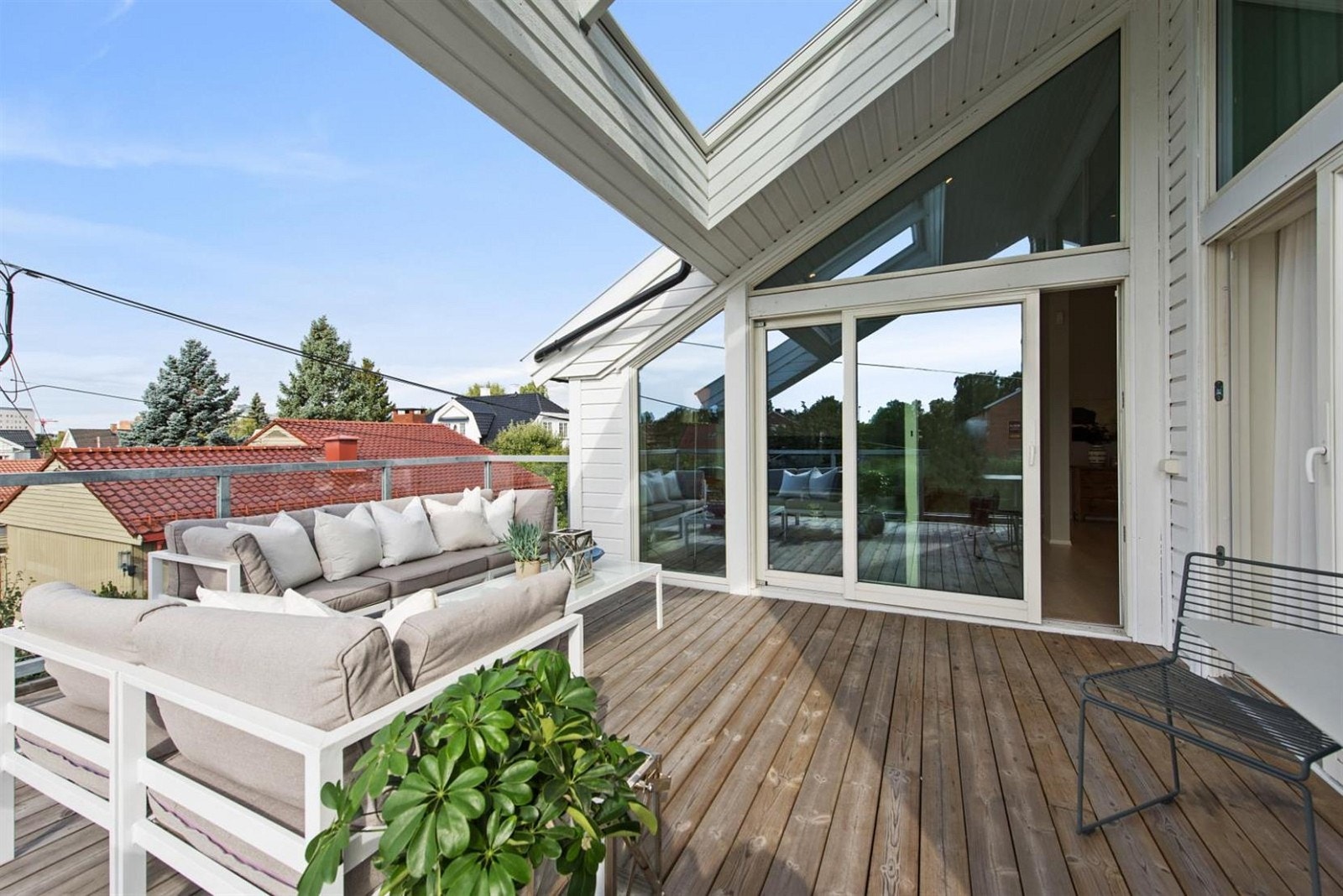 Terrassen er delvis overbygget og kan derfor benyttes dersom været ikke innfrir. Galleribilde