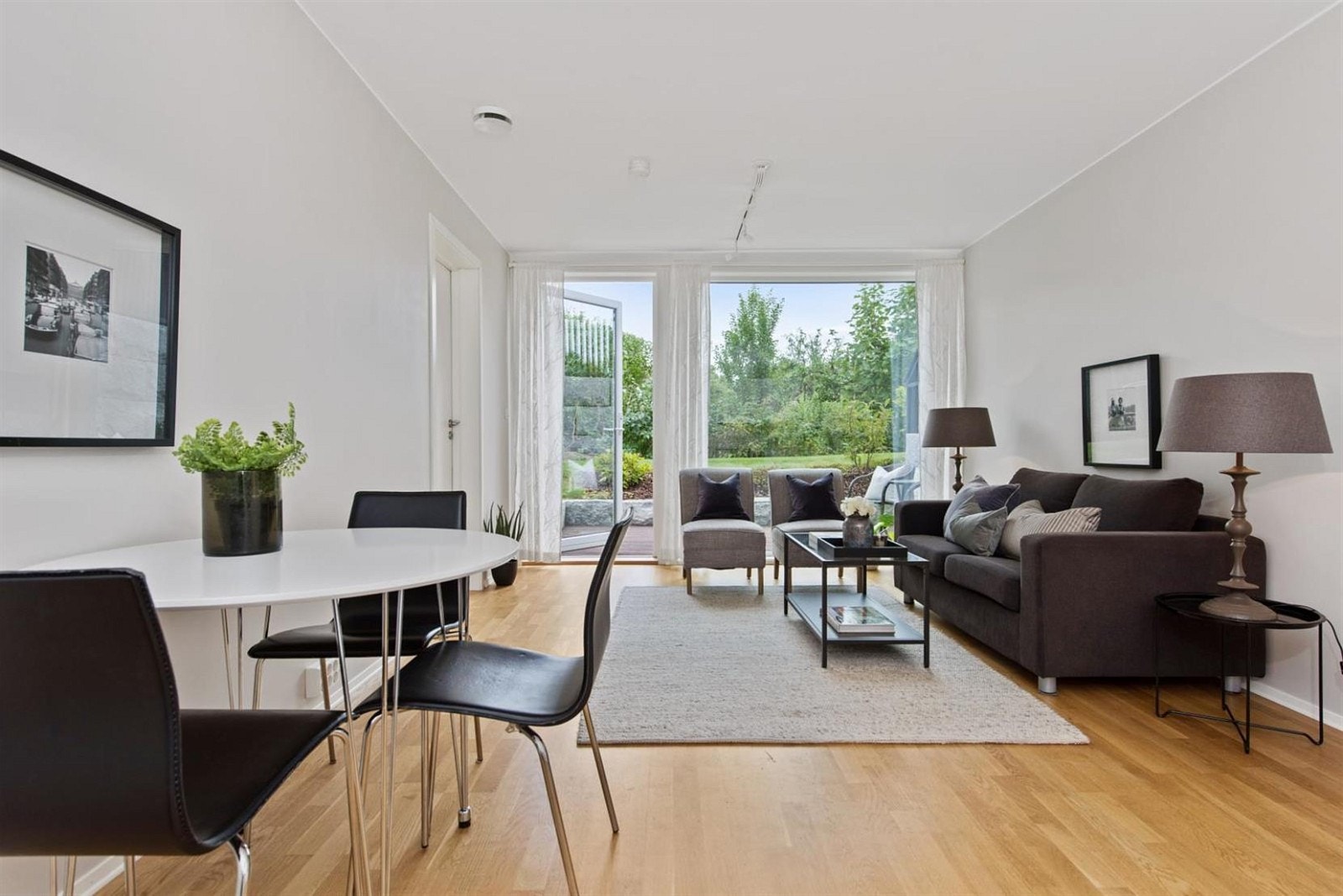 Stue i underetasje med utgang til uteplass. Galleribilde