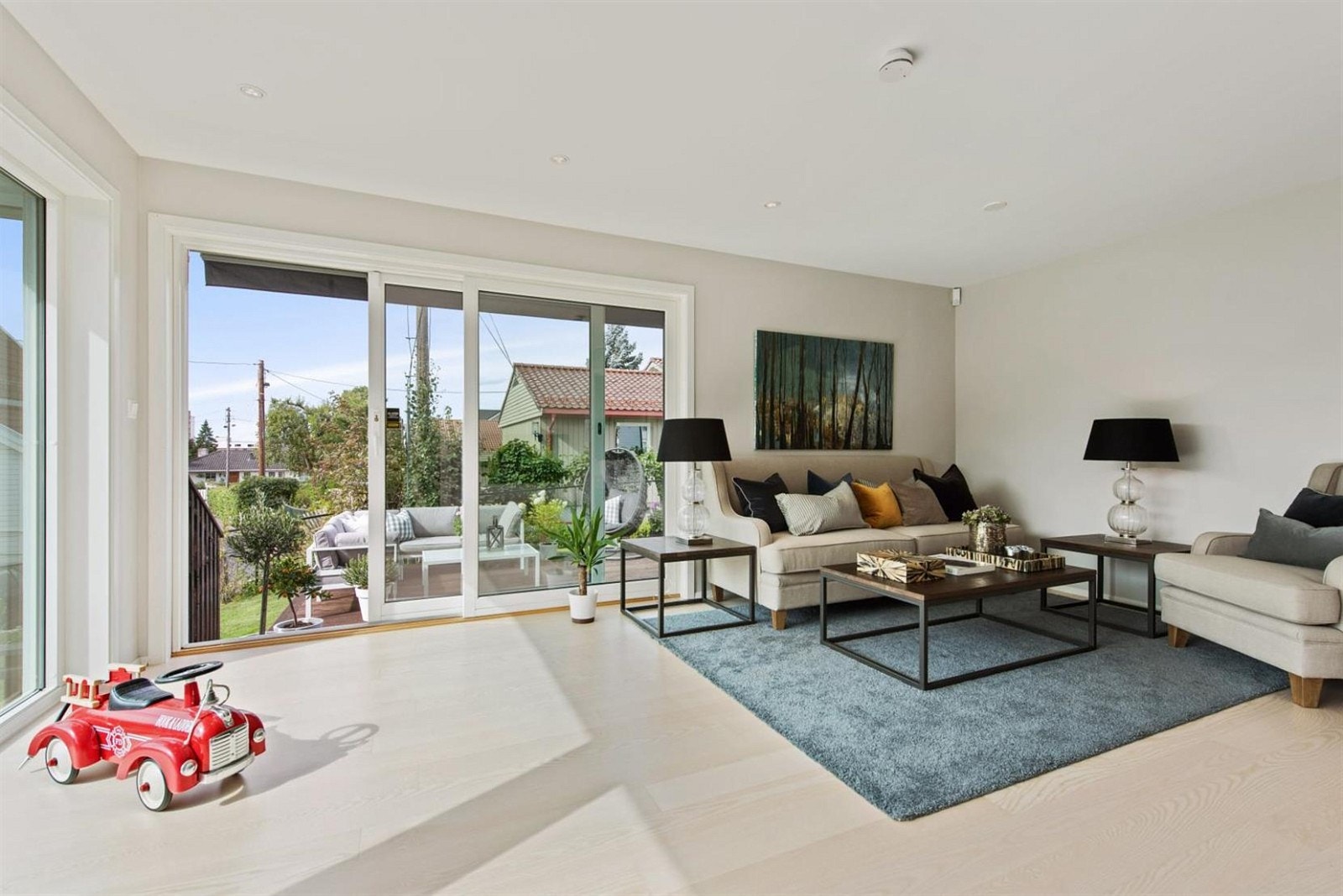 Lys og romslig stuen i 1. etasje med utgang til terrassen. Galleribilde