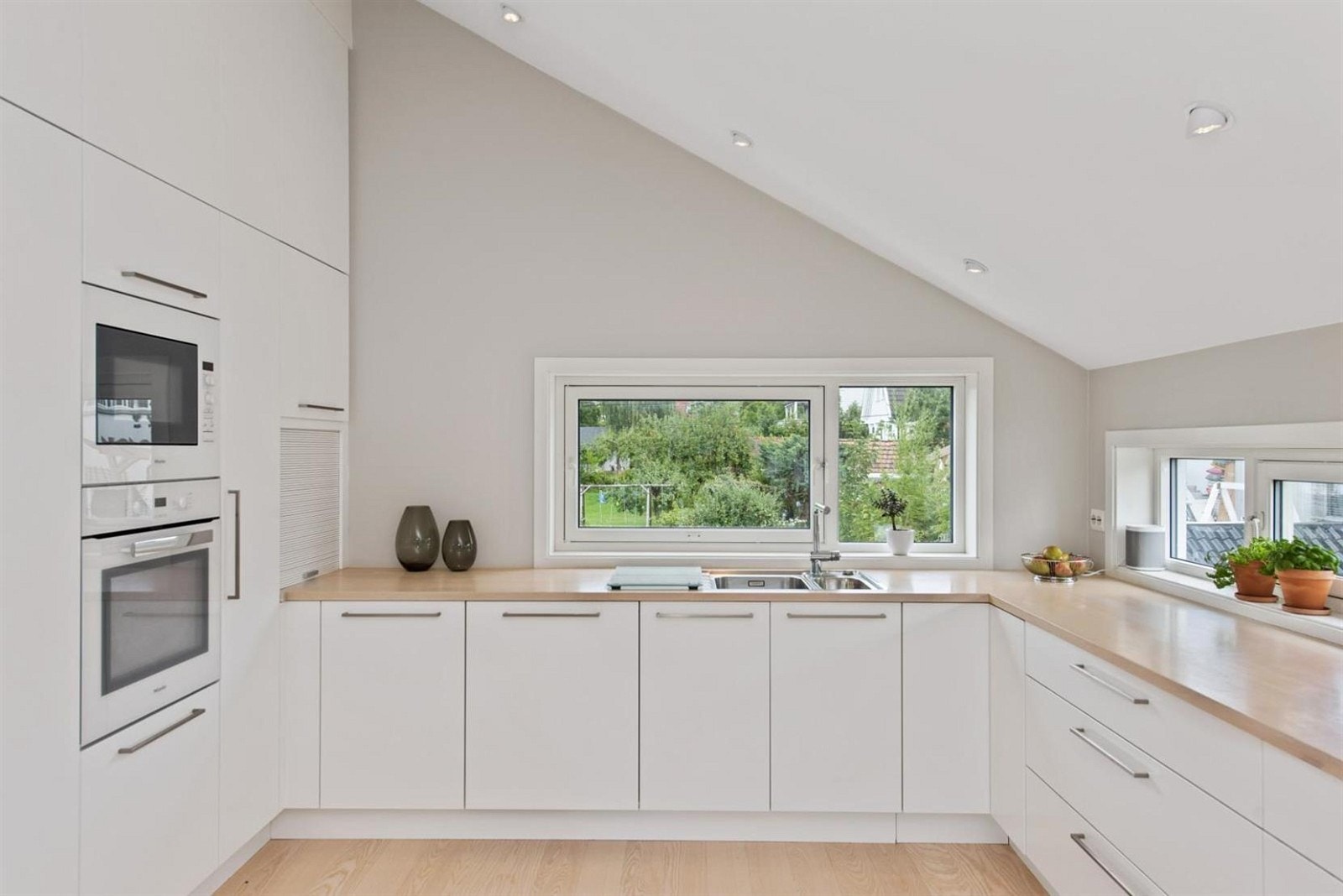 Kjøkkenet har godt med benkeplass og må være perfekt for de som er glad i å lage mat. Utstyrt med integrert kjøleskap, fryser, komfyr, induksjonstopp, mikro og oppvaskmaskin. Galleribilde