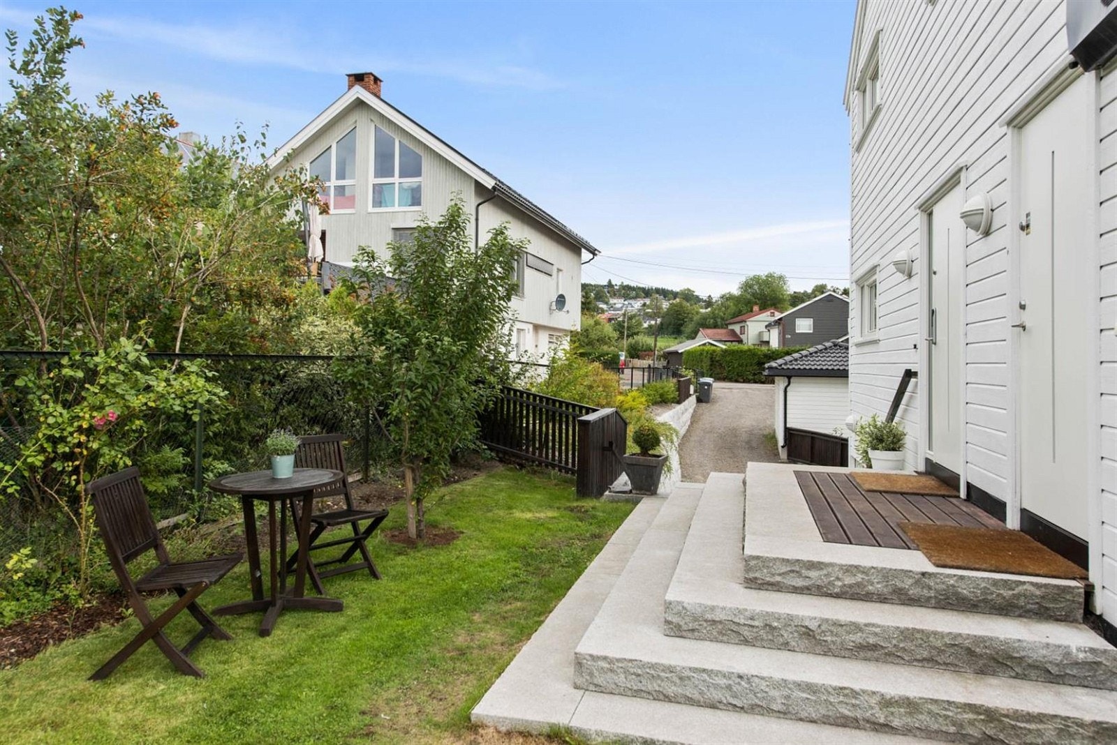 Flott granittstein i den utvendige trappen, er bare noen av de detaljene som gjør denne boligen særegen og gjennomført. Galleribilde
