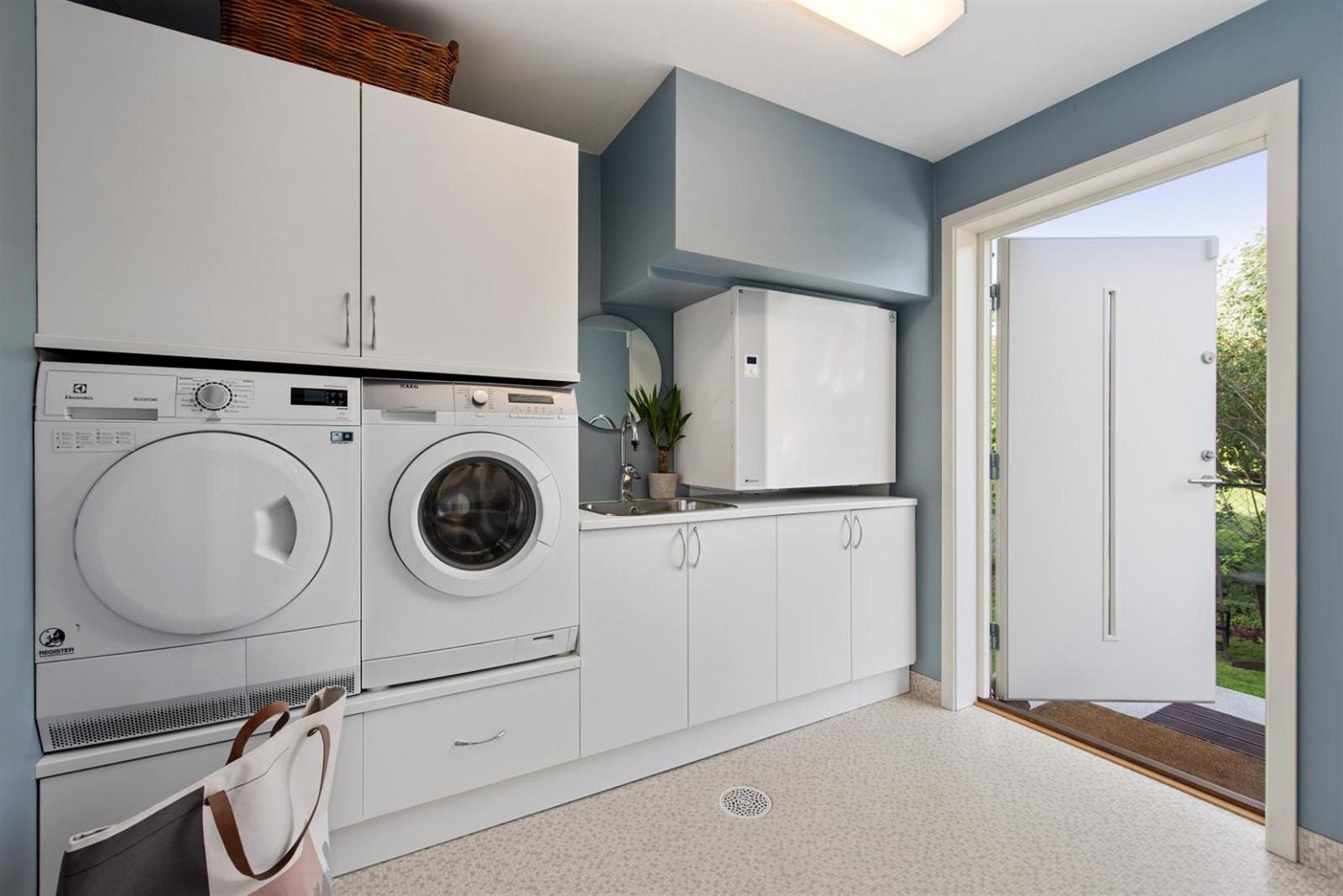 Vaskerom med egen inngang. Galleribilde
