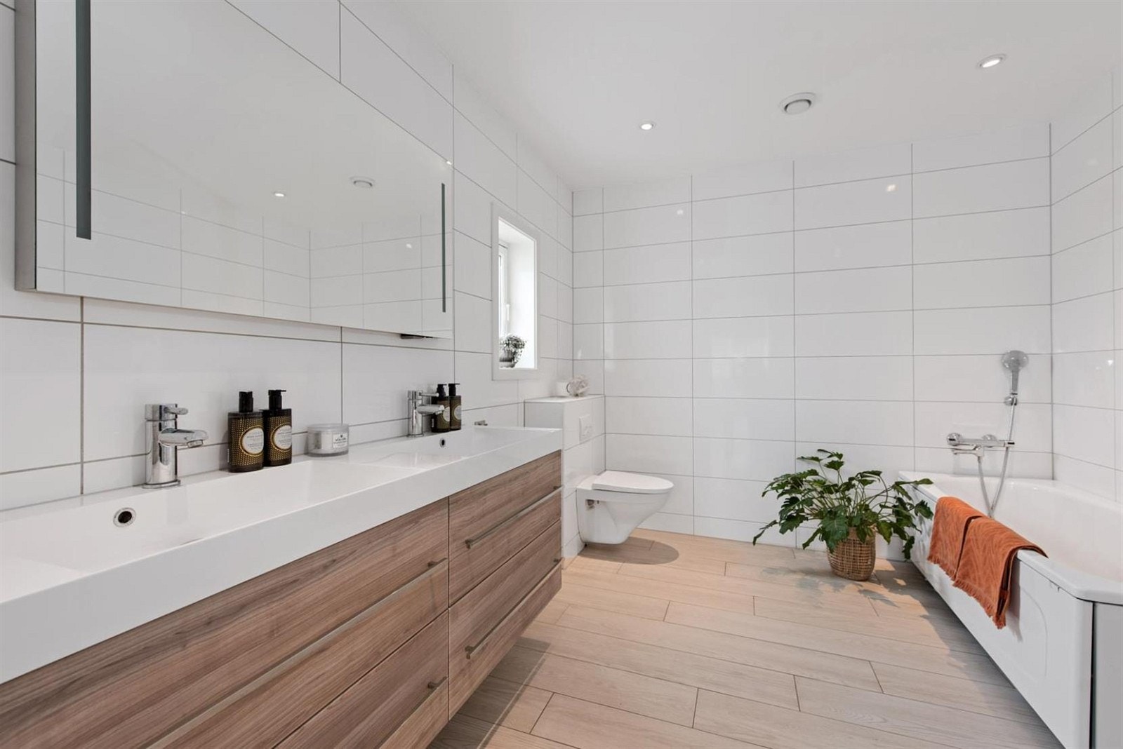 Stort deilig bad med plass til hele familien. Galleribilde