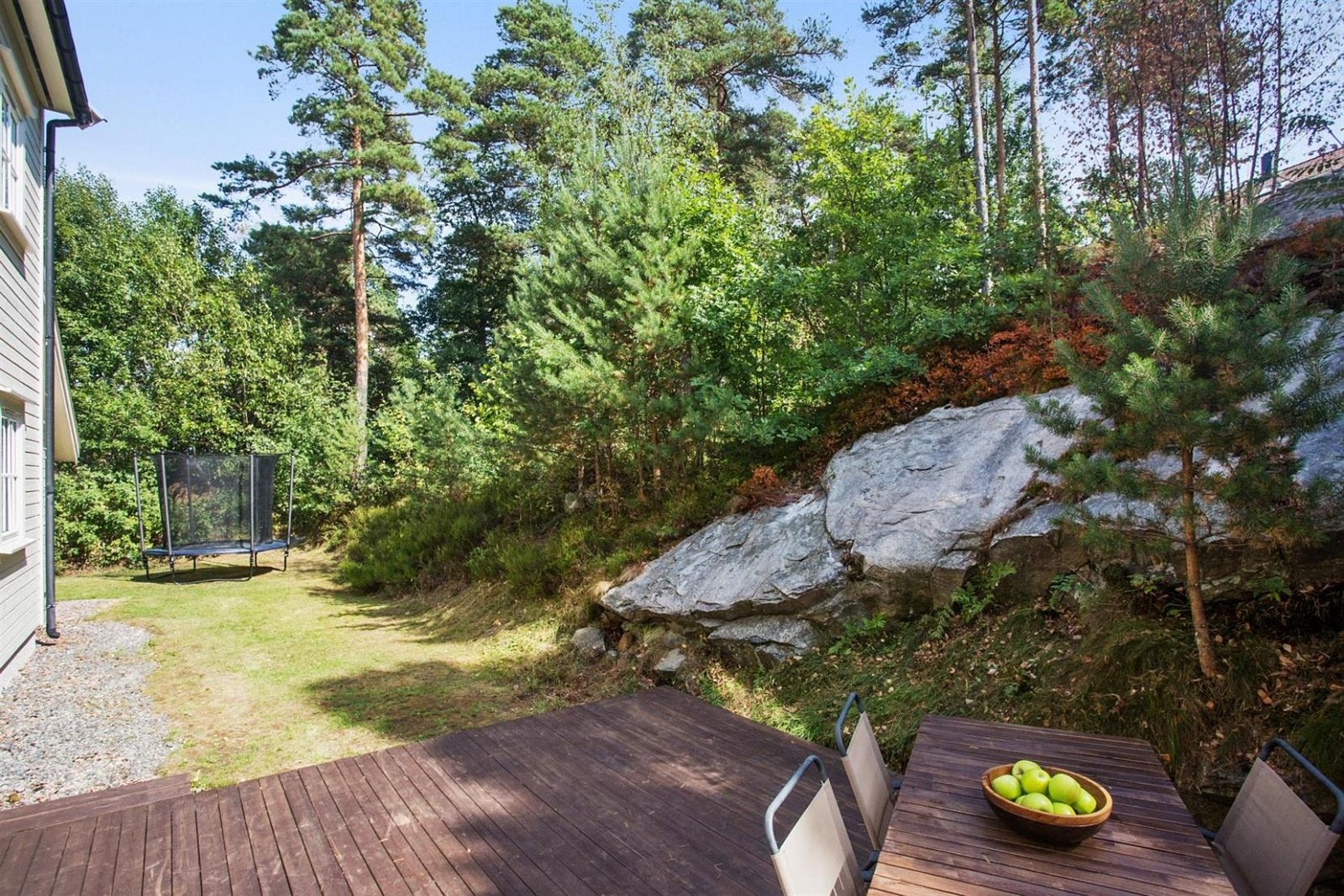 Meget hyggelig uteområde med grense til naturen, flott plenareal og terrasse rett ut fra stue Galleribilde
