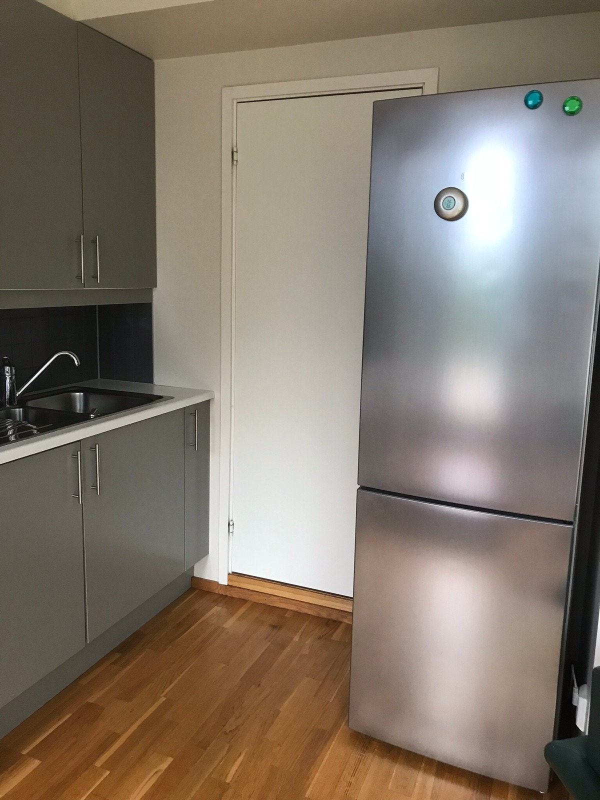 Kjøkken med kombi kjøl- fryseskap. Galleribilde