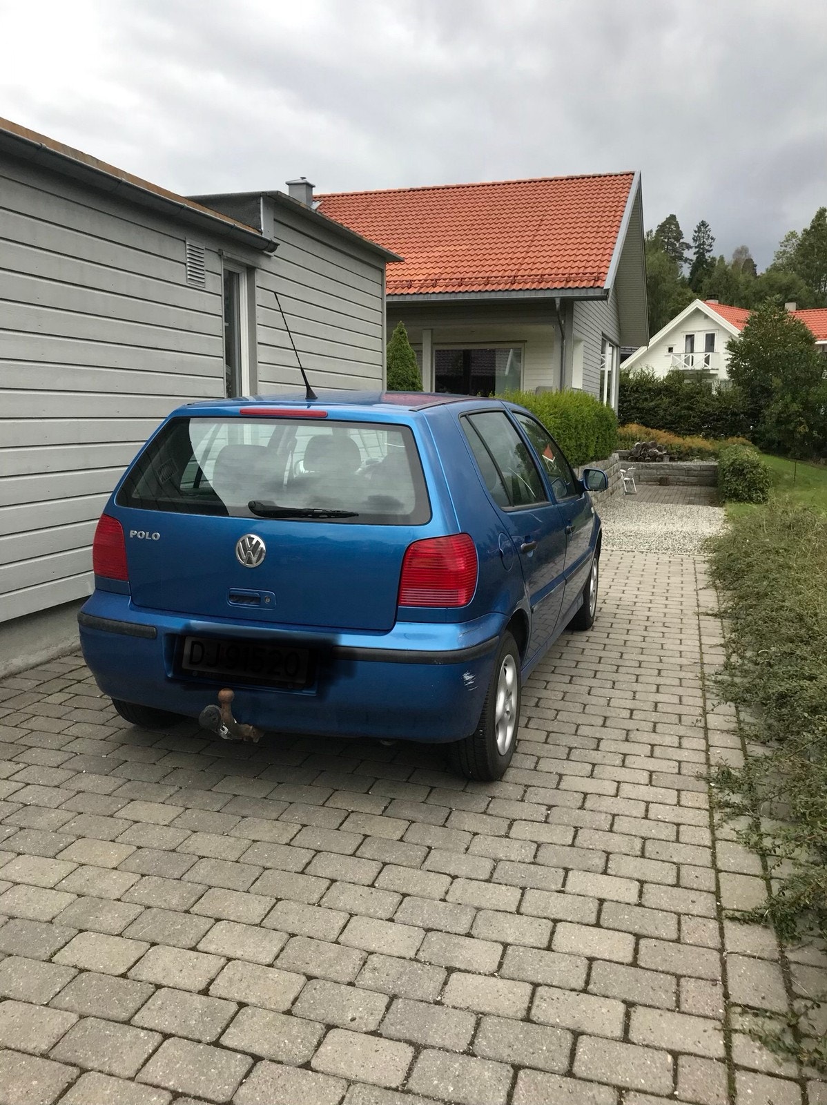 Egen biloppstillingsplass for to biler. Galleribilde