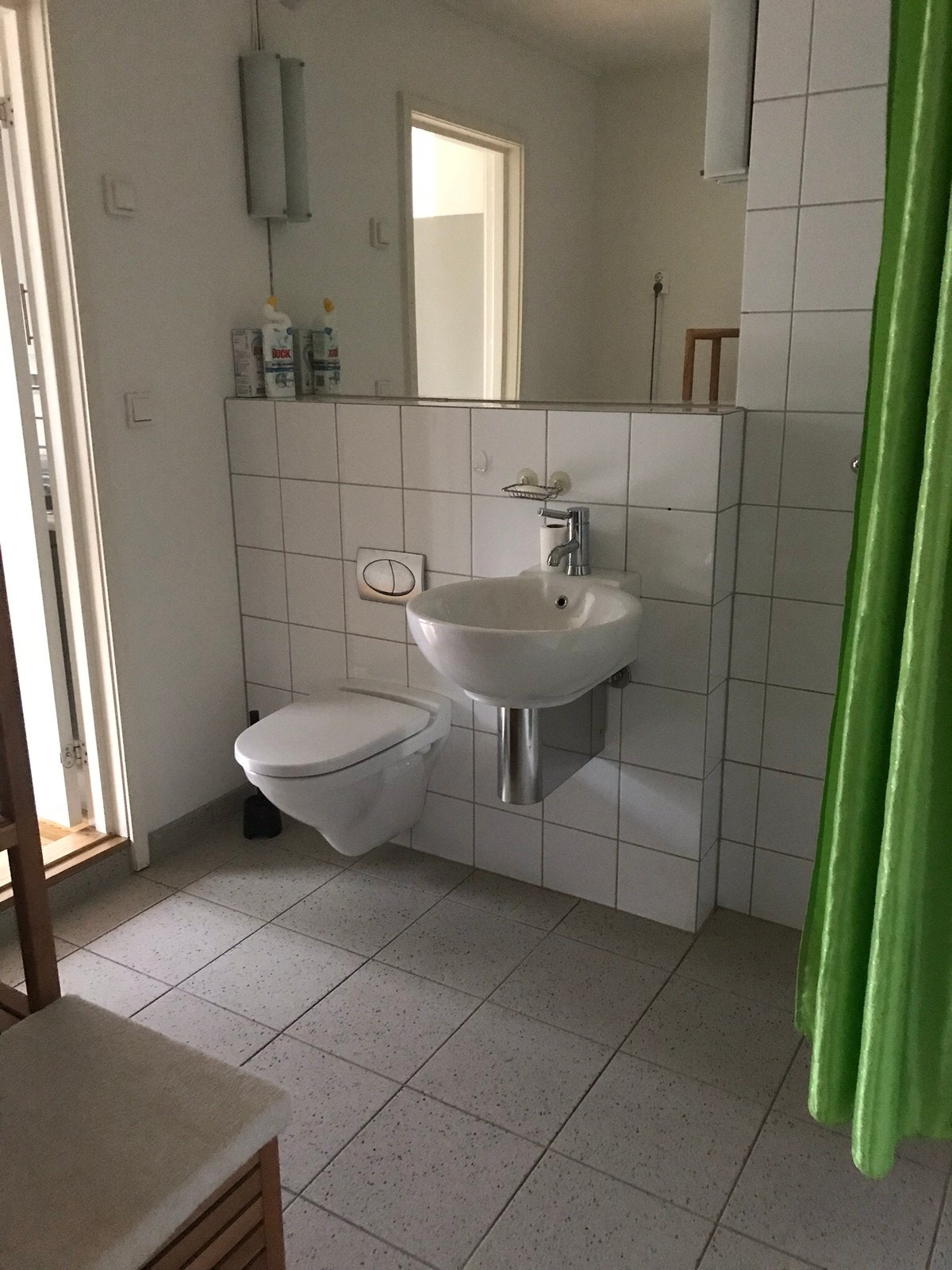 Moderne flislagt bad. Dør inn til kjøkken. Skyvedør inn til soverom. Galleribilde