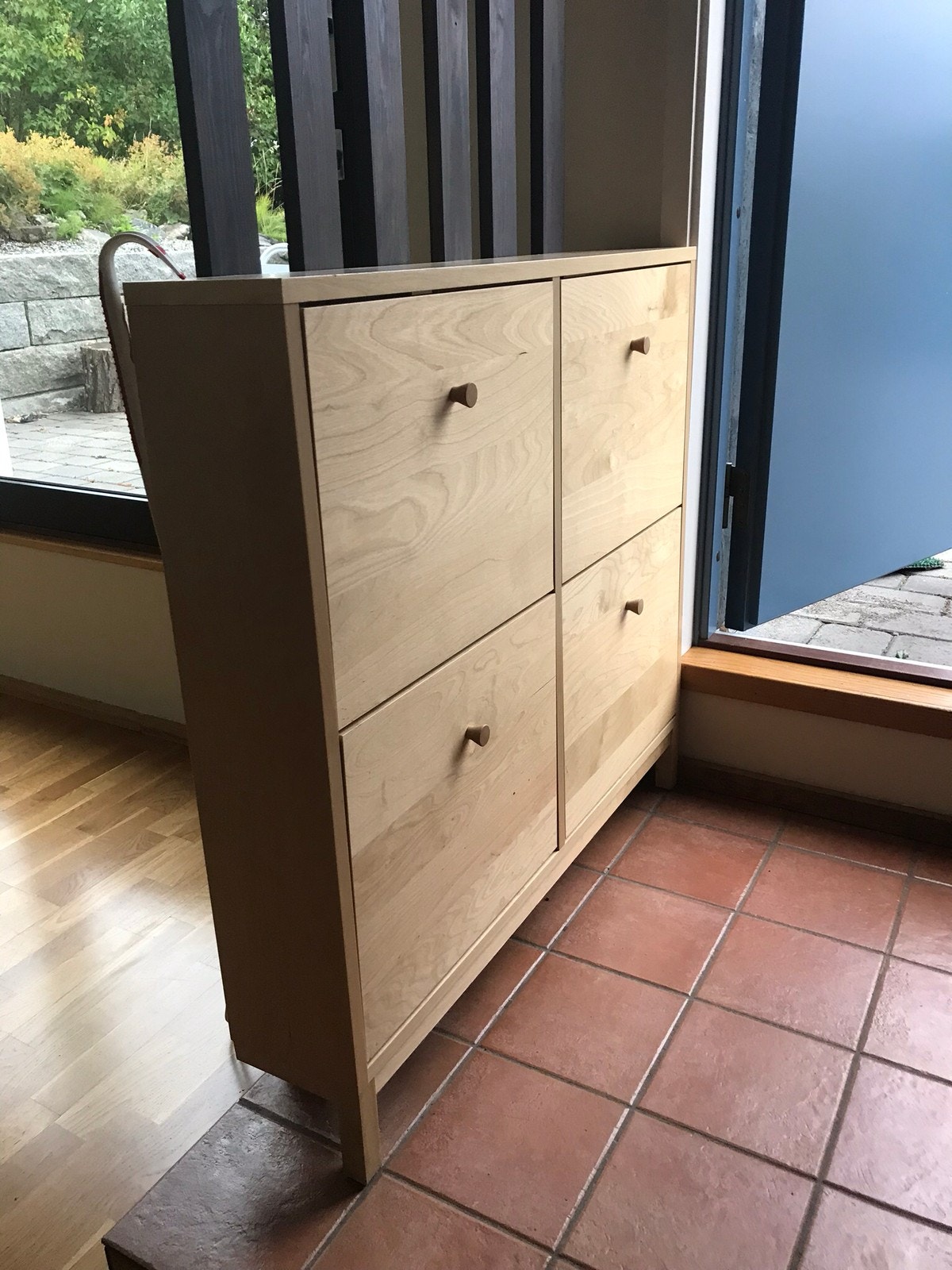 Inngangsdør med skoskap og garderobeskap innenfor døren. Galleribilde