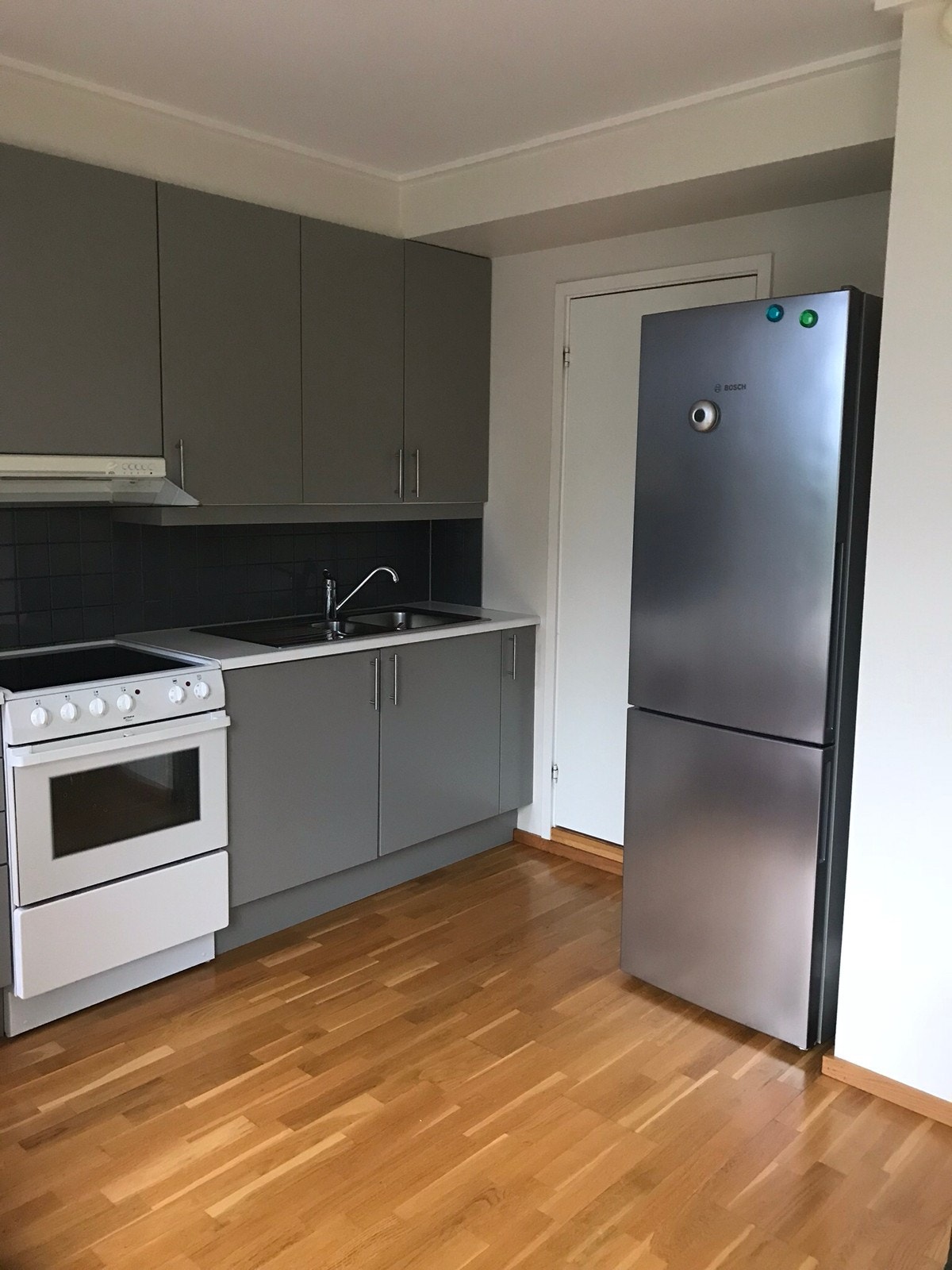 Kjøkkenkrok med dør inn til badet. Kjøl/fryseskap. Galleribilde