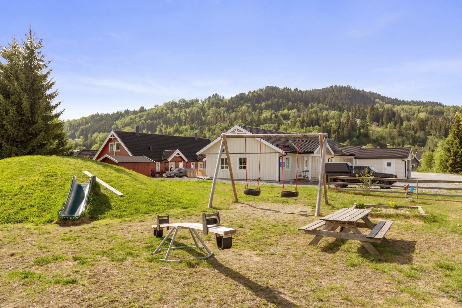 Like ved boligen er det opparbeidet lekeplass for barn. Galleribilde