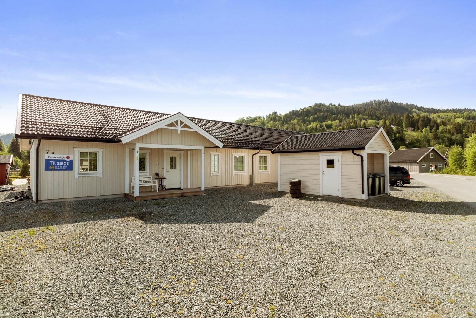 Stor gårdsplass med gode muligheter for parkering. Galleribilde