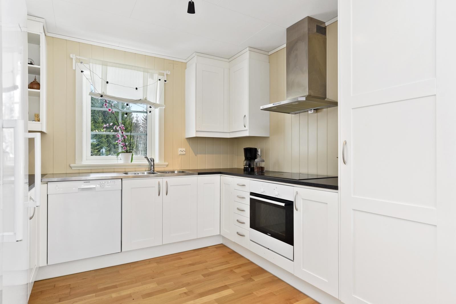 Lyst og pent kjøkken. Galleribilde