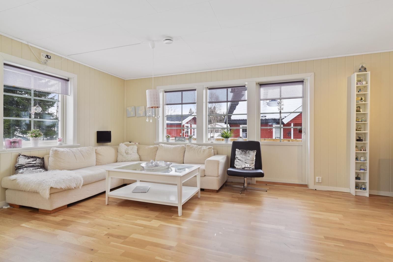 Lys og innbydende stue med utgang til terrasse. Galleribilde