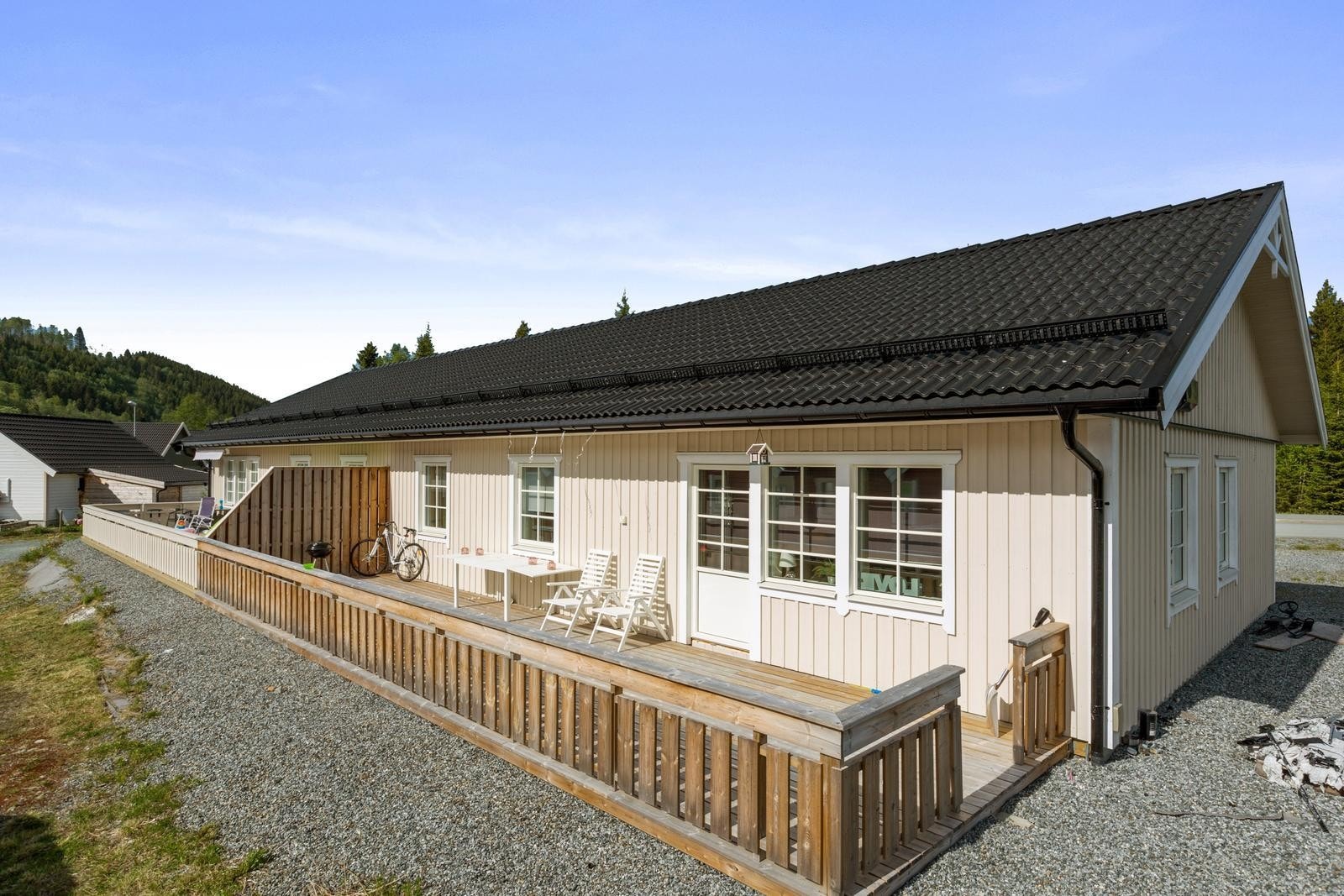 Terrassen har inngang til stue. Det er også montert levegg mot nabo. Galleribilde