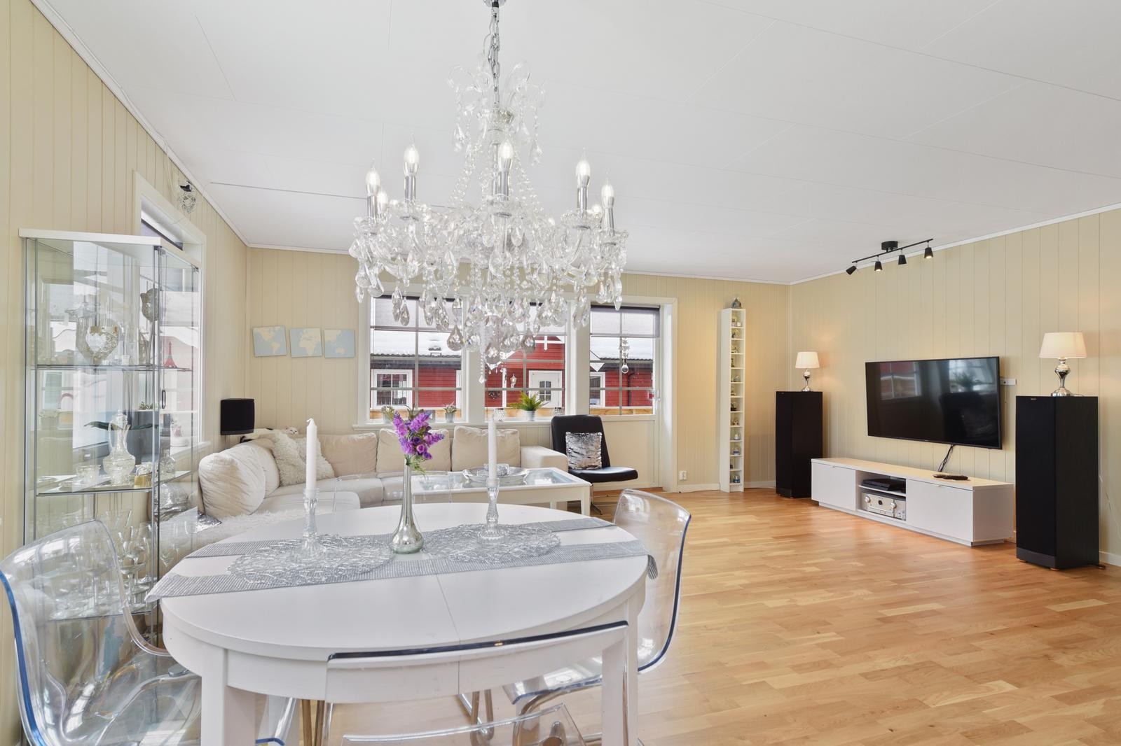 Stuen er romslig og har gode møbleringsmuligheter. Galleribilde