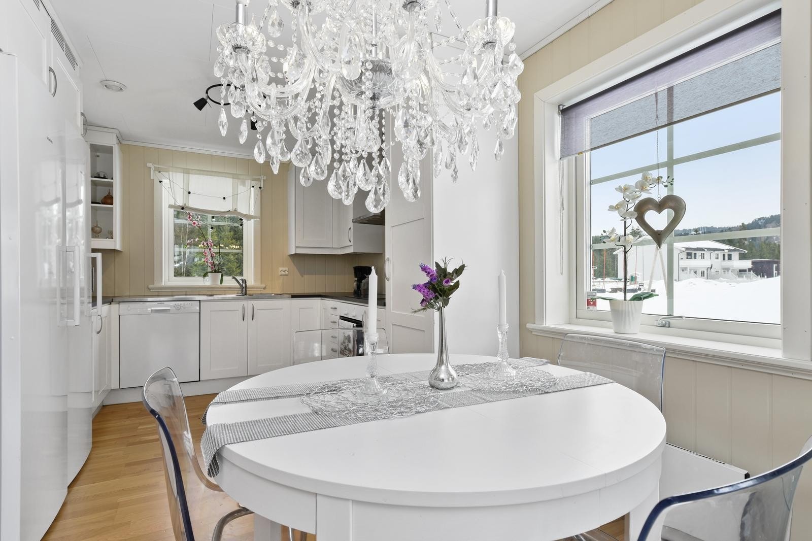 Det er åpen løsning mellom stue og kjøkken. Galleribilde