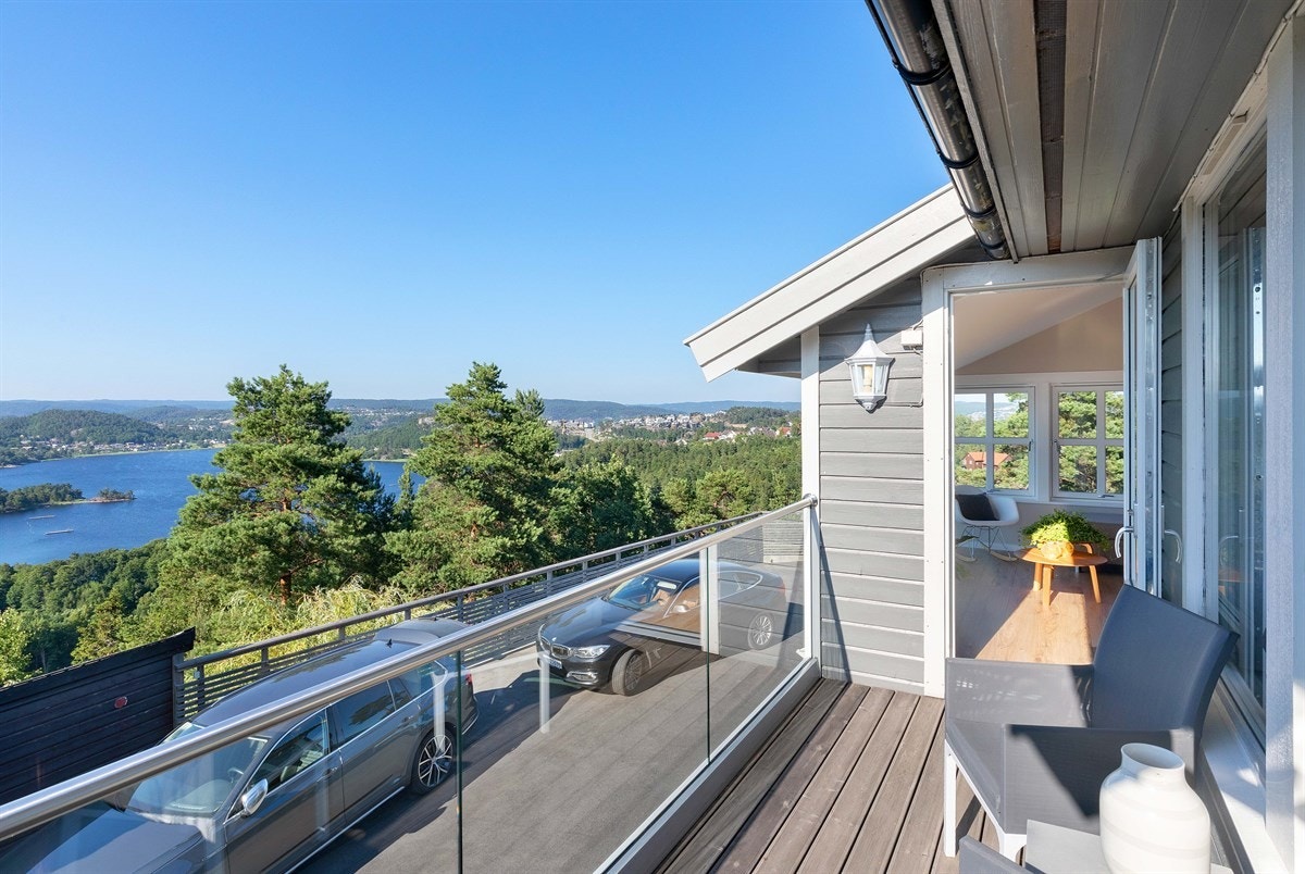Veranda ut fra stuen med flott utsikt Galleribilde