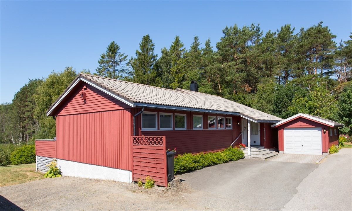 Godt med parkeringsplass på tomten. Galleribilde
