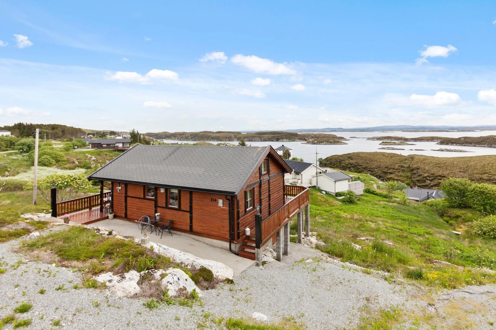 Panoramautsikt helt fra Dolmøya på HItra til Sunnmørsalpene Galleribilde