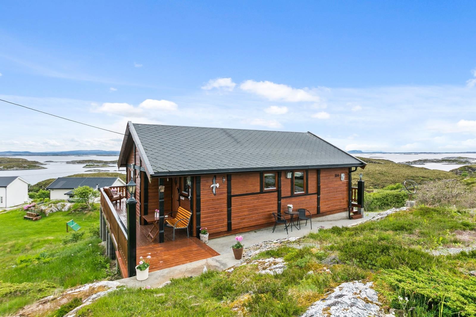 Godt med verandaplass rundt hytten Galleribilde