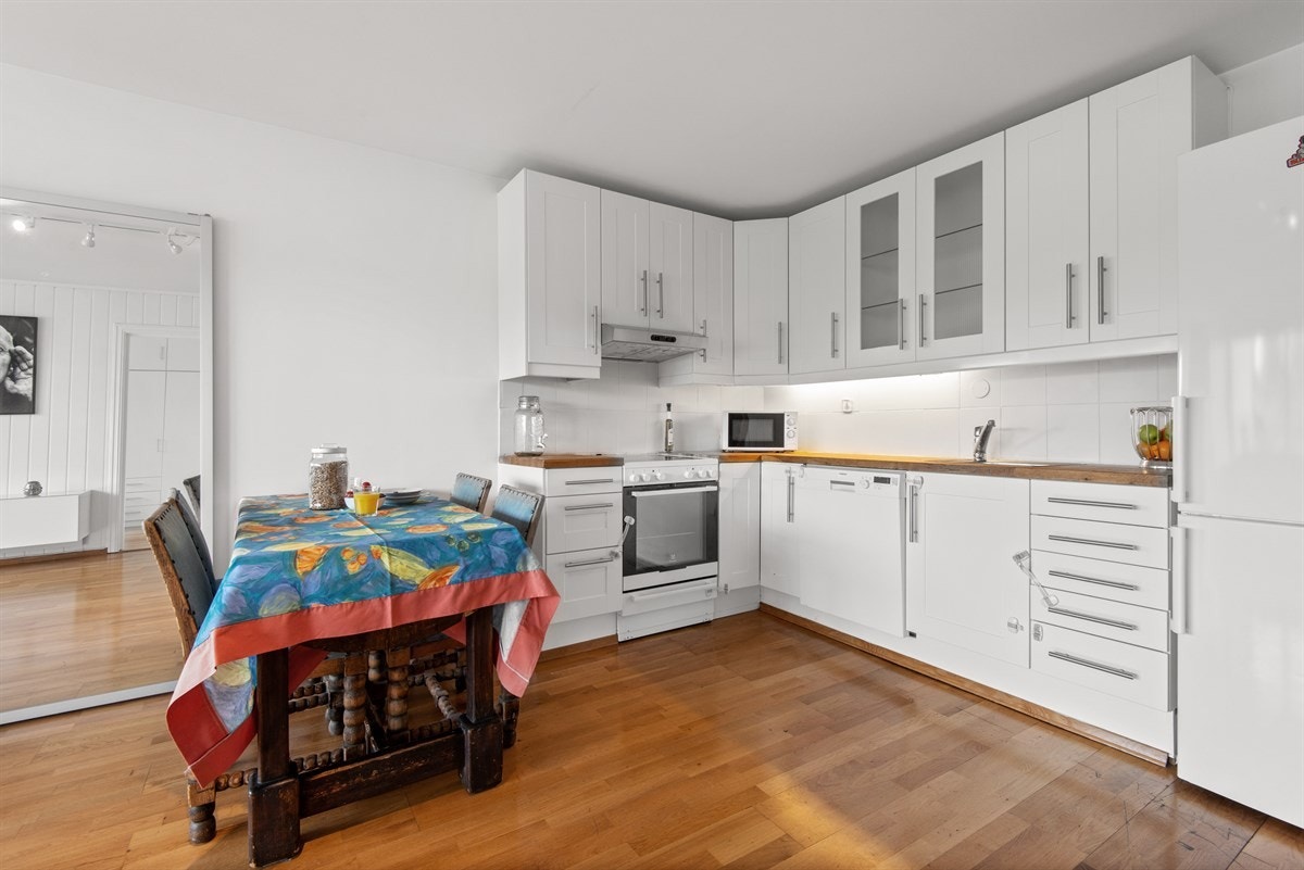 Kjøkken med mye skap- og benkeplass. Galleribilde