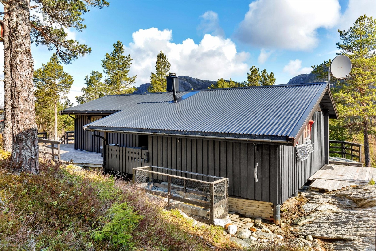 Solcelleanlegg. Naturtomt omkring hytten. Galleribilde