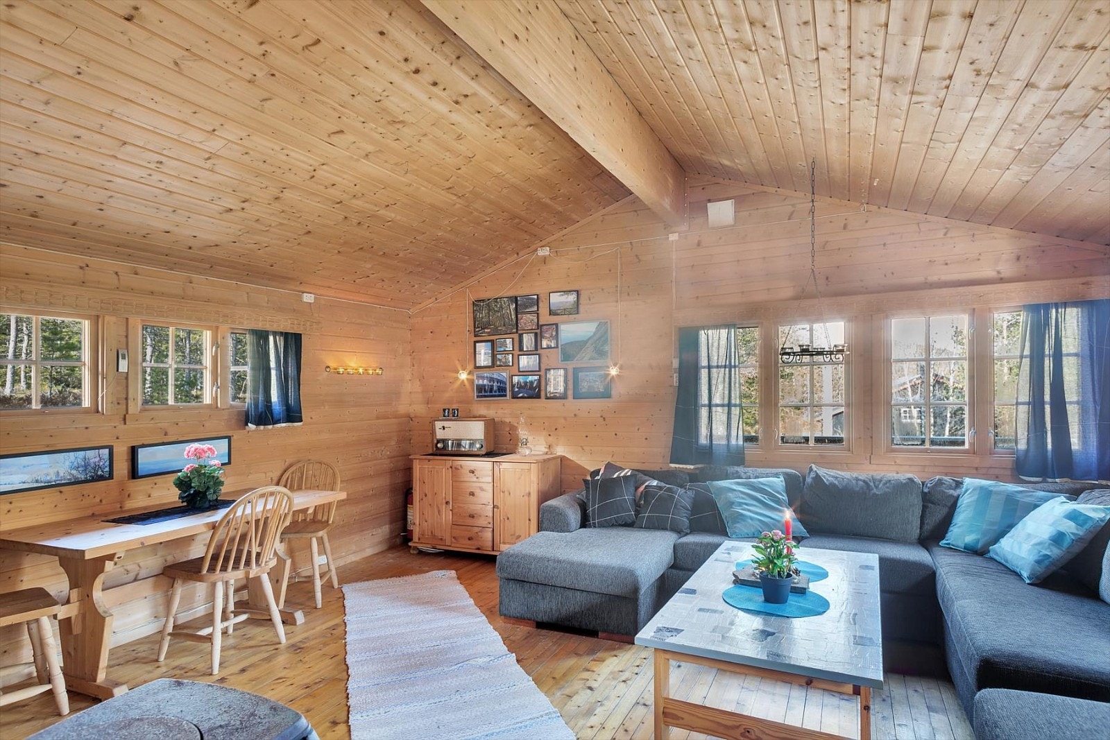 Lys og romslig stue med vinduer på 3 vegger. Galleribilde