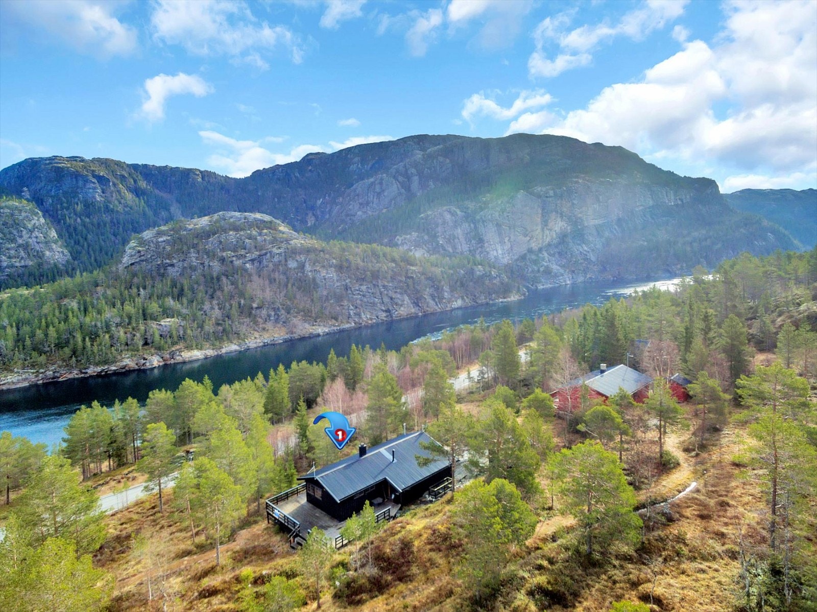 Hytte med FV nedenfor og Årbogstrømmen. Galleribilde