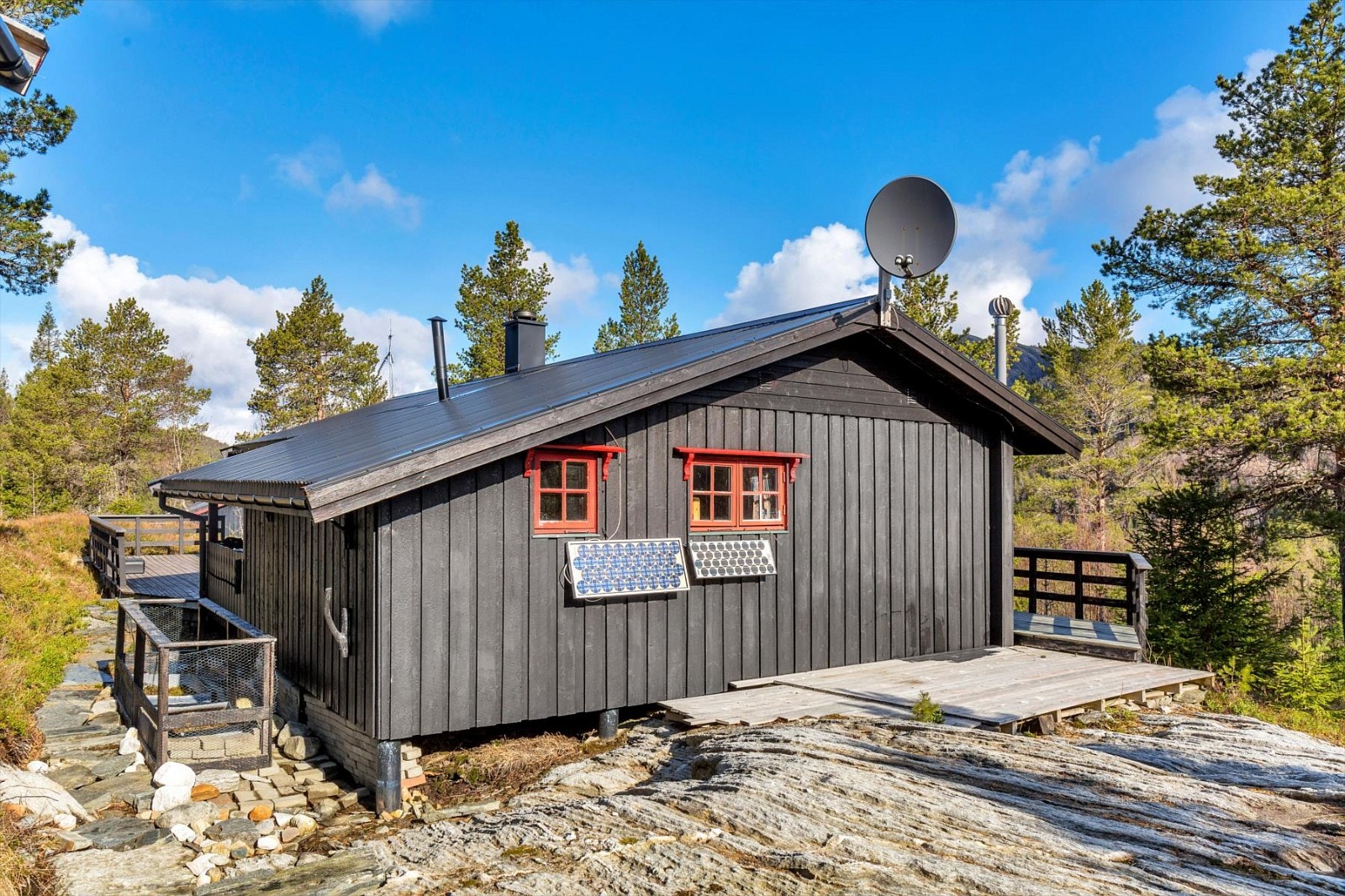 Terrasser omkring hytten. Galleribilde