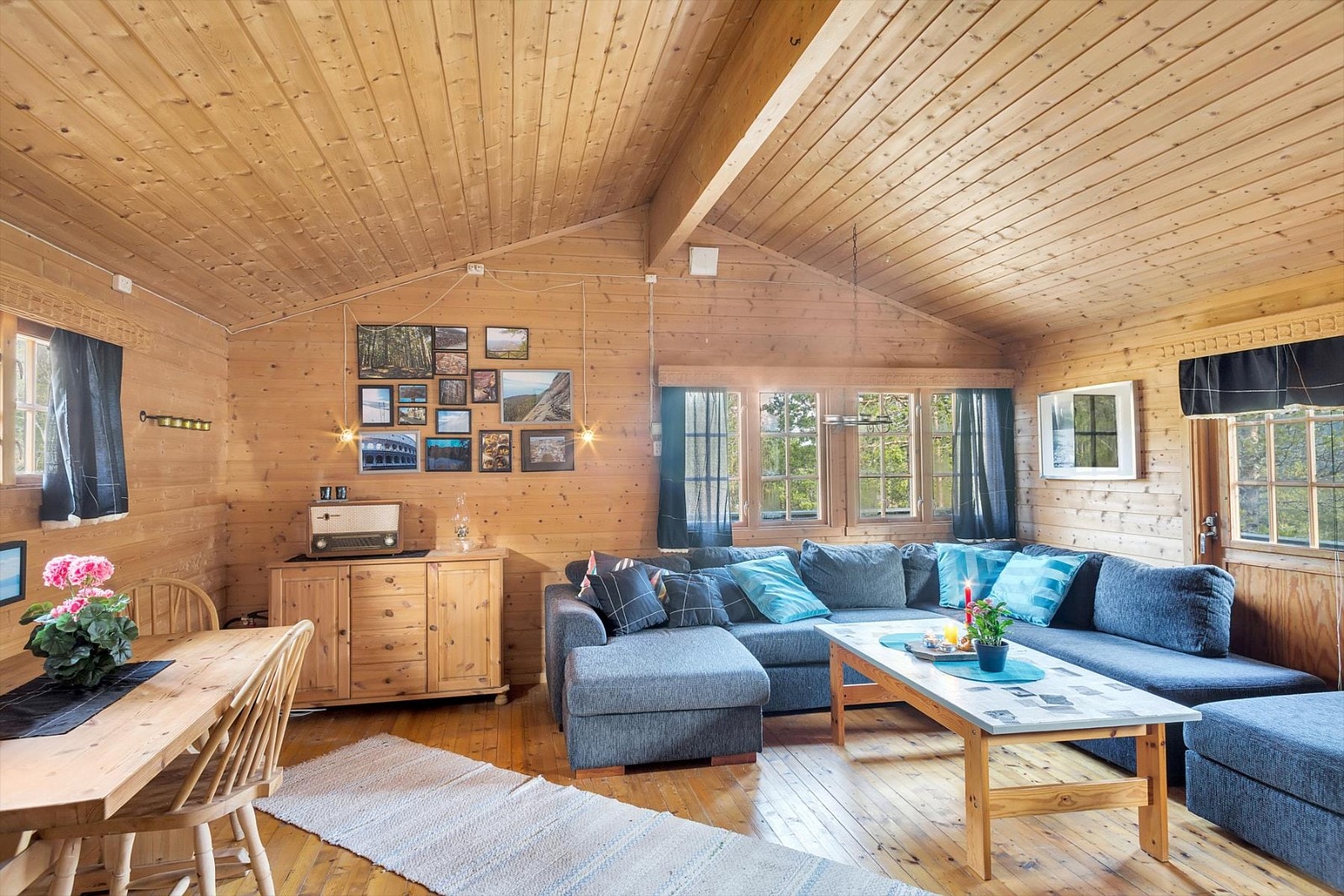 Lyst og luftig med god plass til sofagruppe. Galleribilde