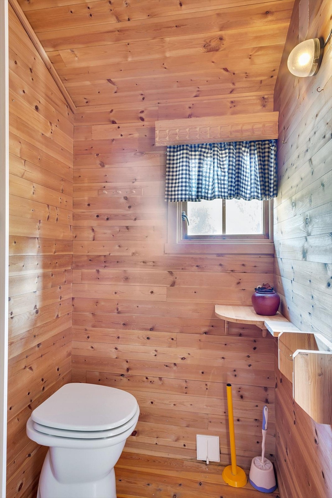 Toalettrom/toalettavlukke med foldedør mot gang. Hyttetoalett av typen "Snurredass" eller lignende er montert. Galleribilde