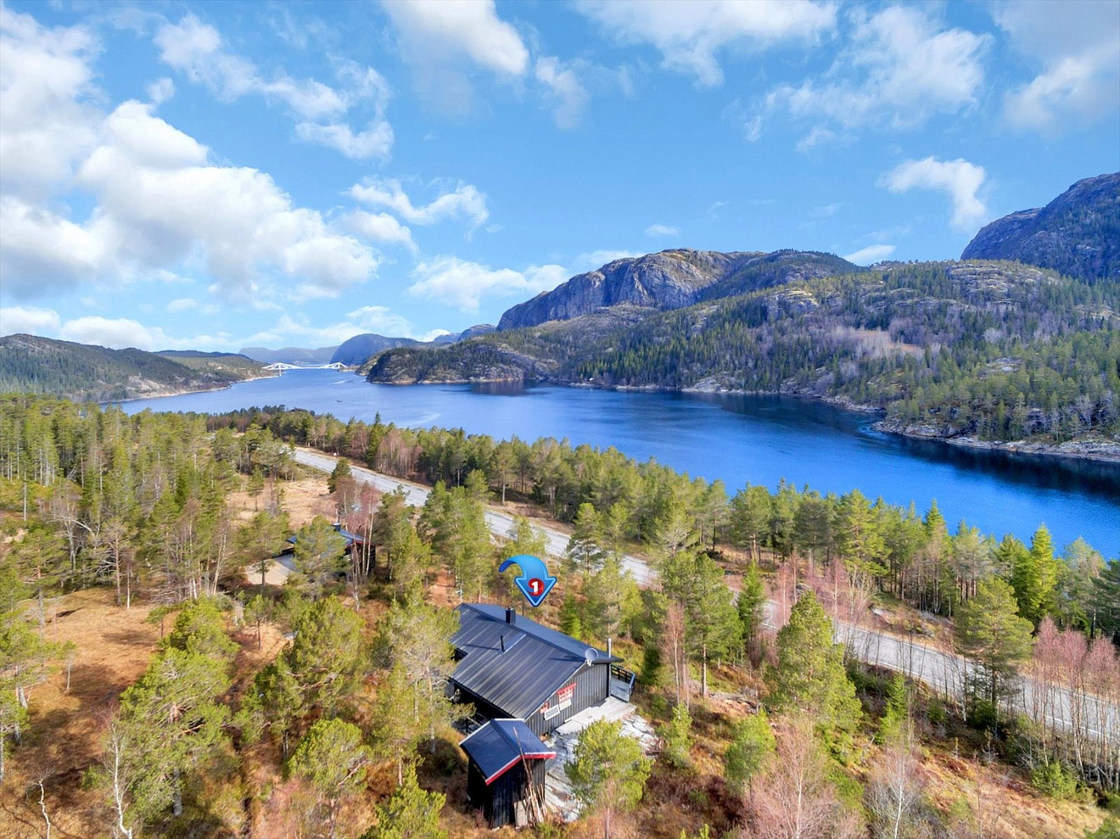 Eiendommen ligger som del av et lite hyttefelt med 5 hytter ved Årbustraumen. Avstand fra Namsos ca 24 km. Galleribilde
