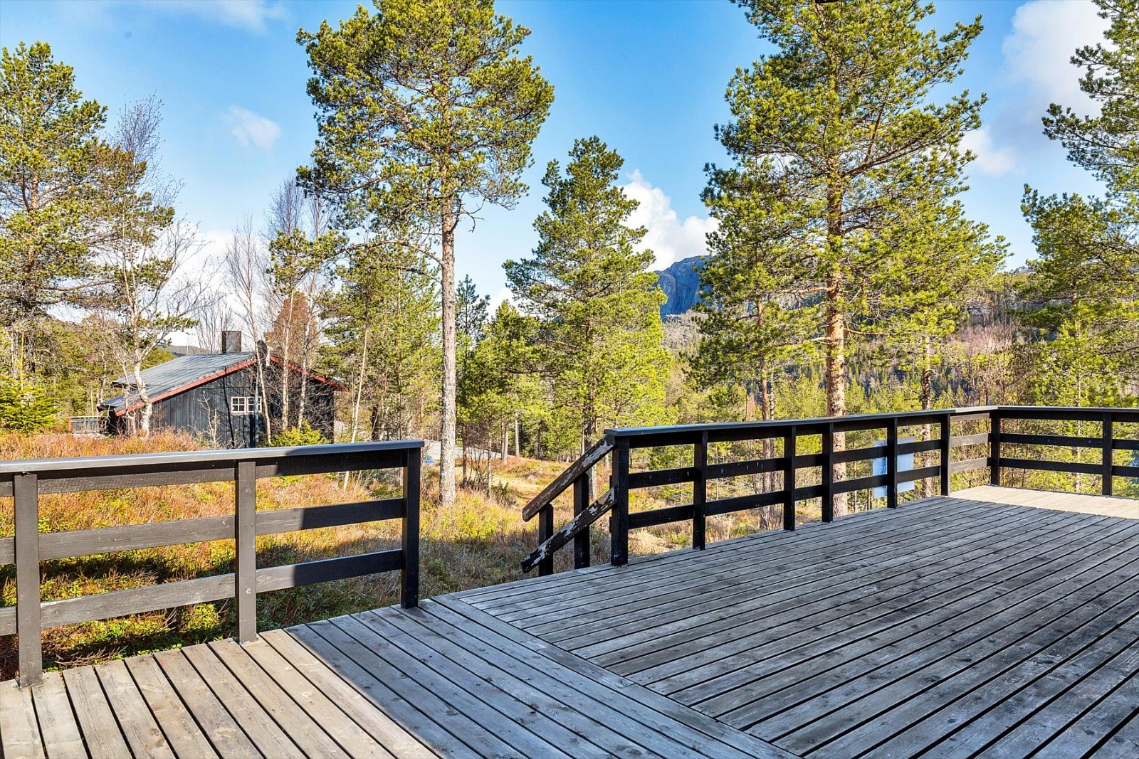 Fra terrasse mot gangsti og ned mot parkering. Galleribilde