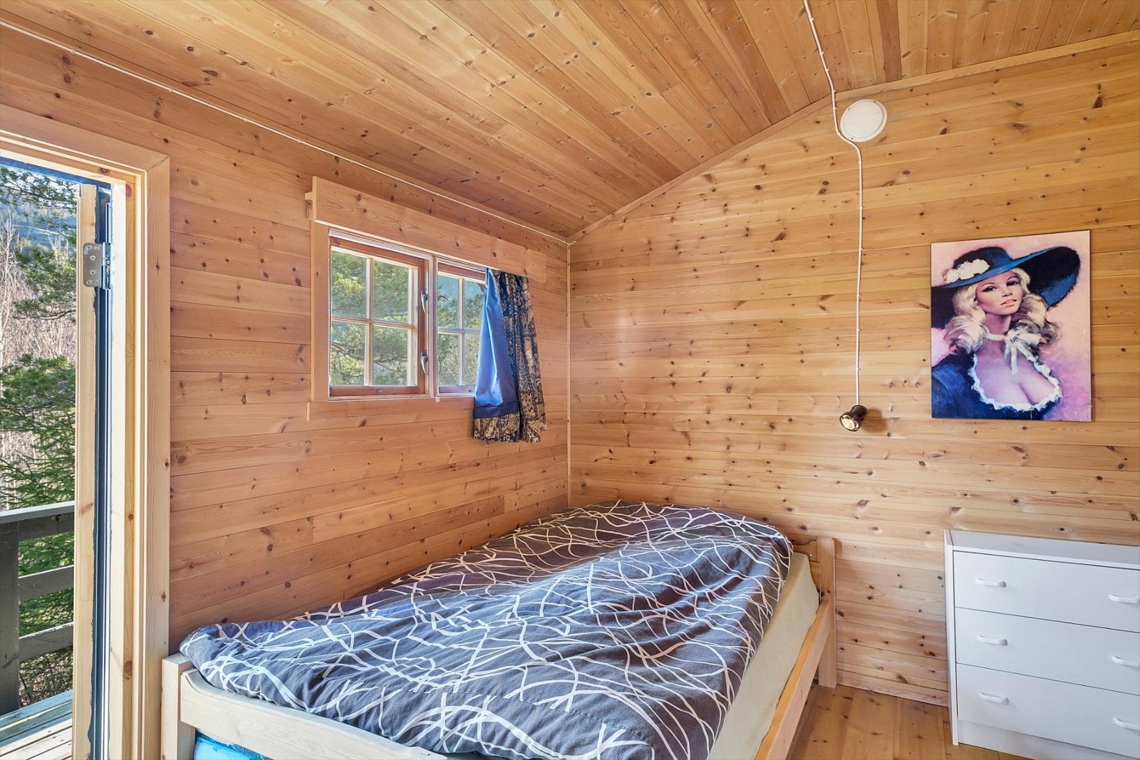 Soverom 1 av 3 med utgang terrasse. Galleribilde