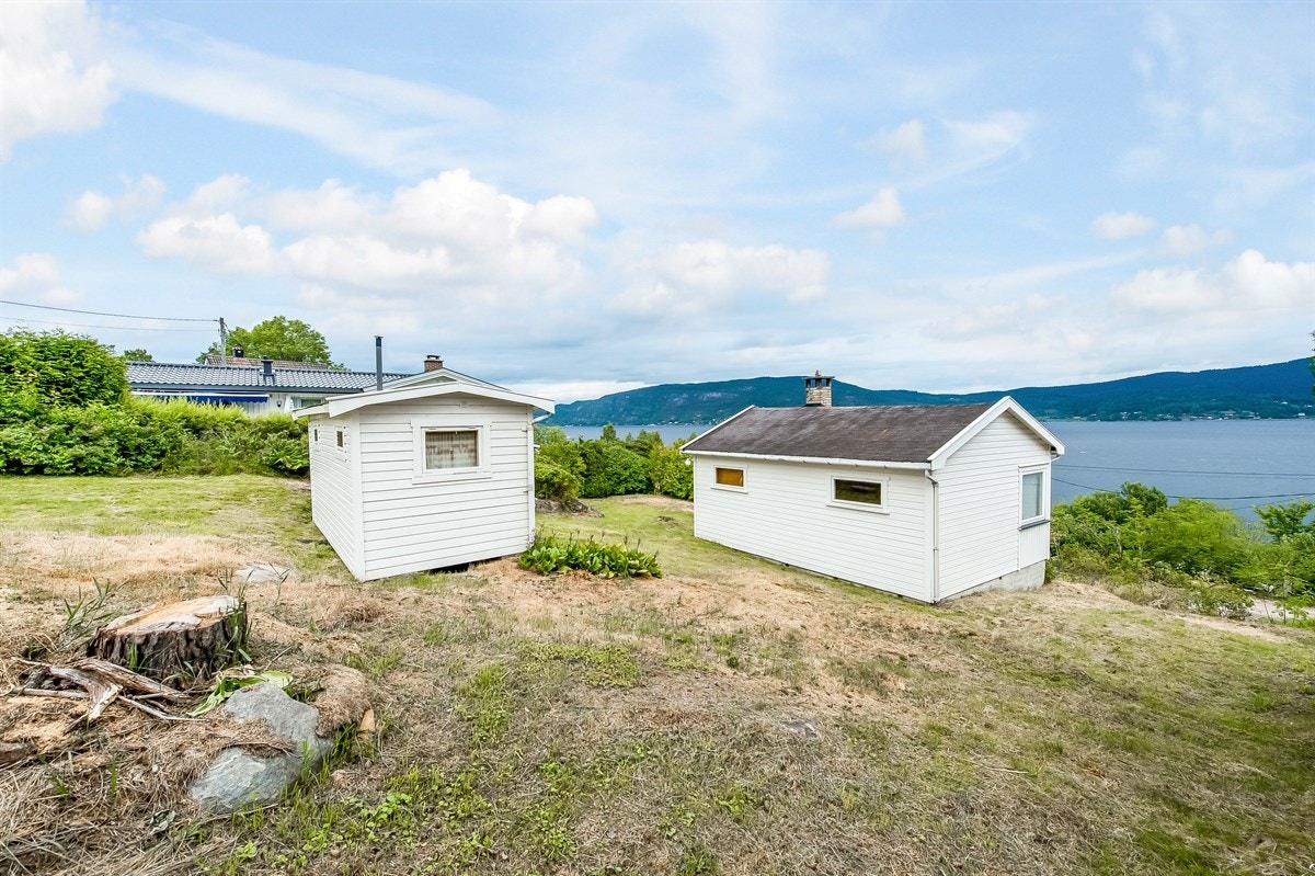 Stor naturtomt med utsikt mot fjorden Galleribilde
