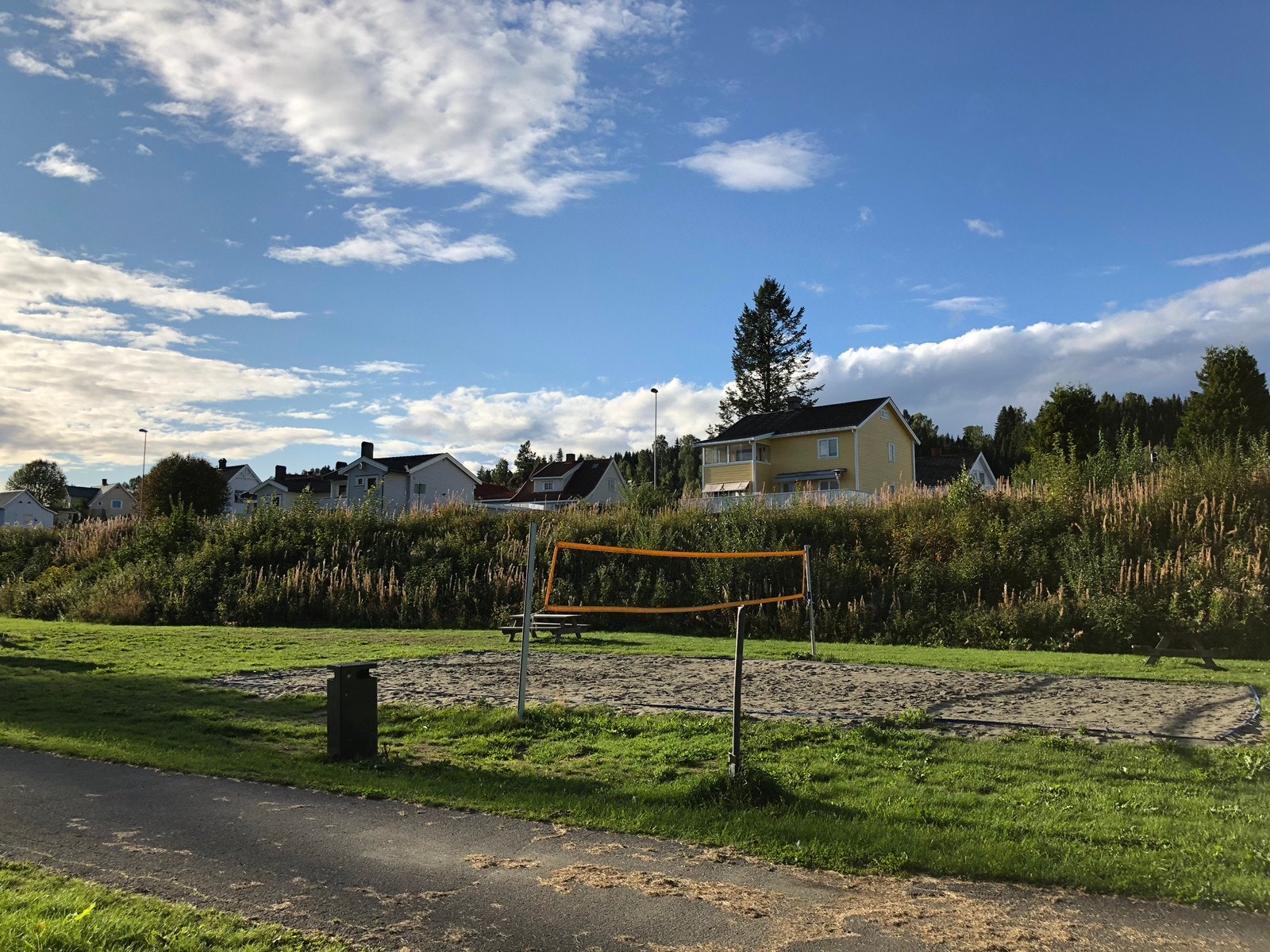 Sandvolleyballbane kun et steinkast fra huset Galleribilde