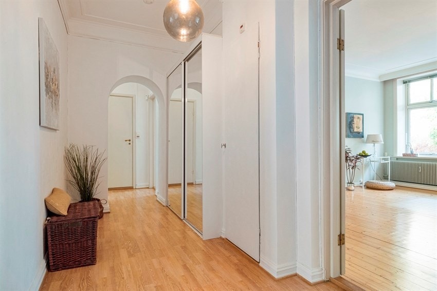 Romslig hall med speil-skyvedørsgarderobe. Galleribilde