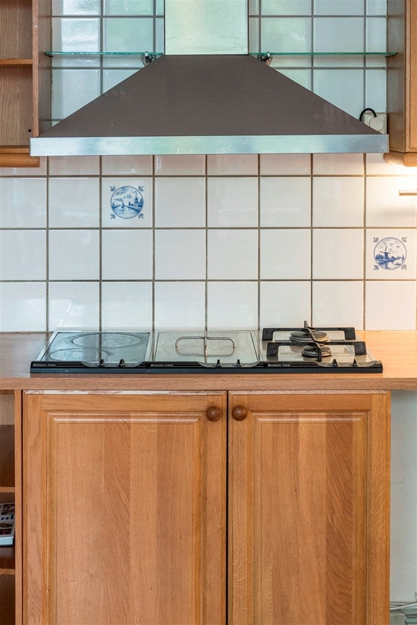 Kullfiltret avtrekksvifte og koketopp med to gassbluss og to keramiske plater samt frityr/grill Galleribilde