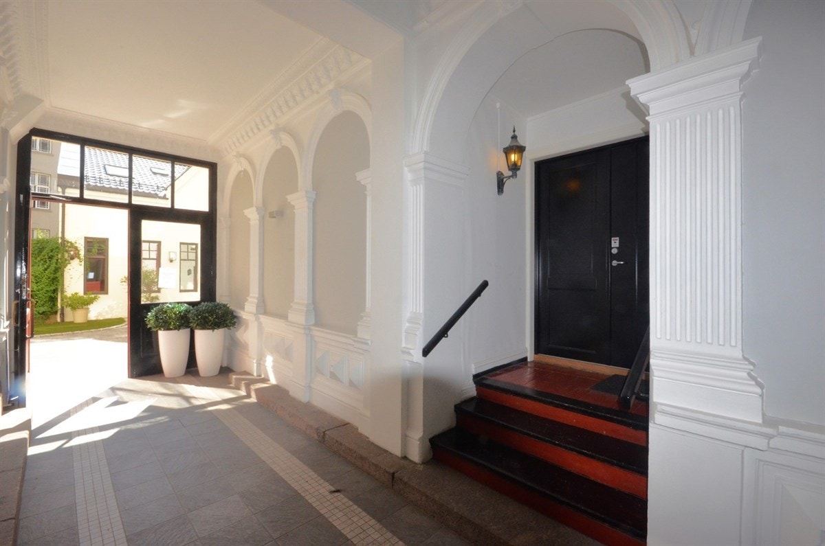 Inngangsportalen fører inn til bakhaven. Inngang til leiligheten til høyre i bildet. Galleribilde