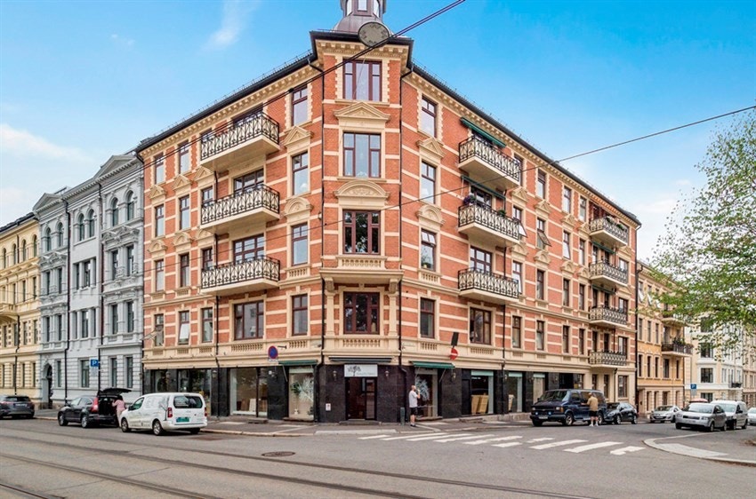 Pen, velholdt bygård på hjørnet av Bjørn Farmanns gate og Drammensveien Galleribilde